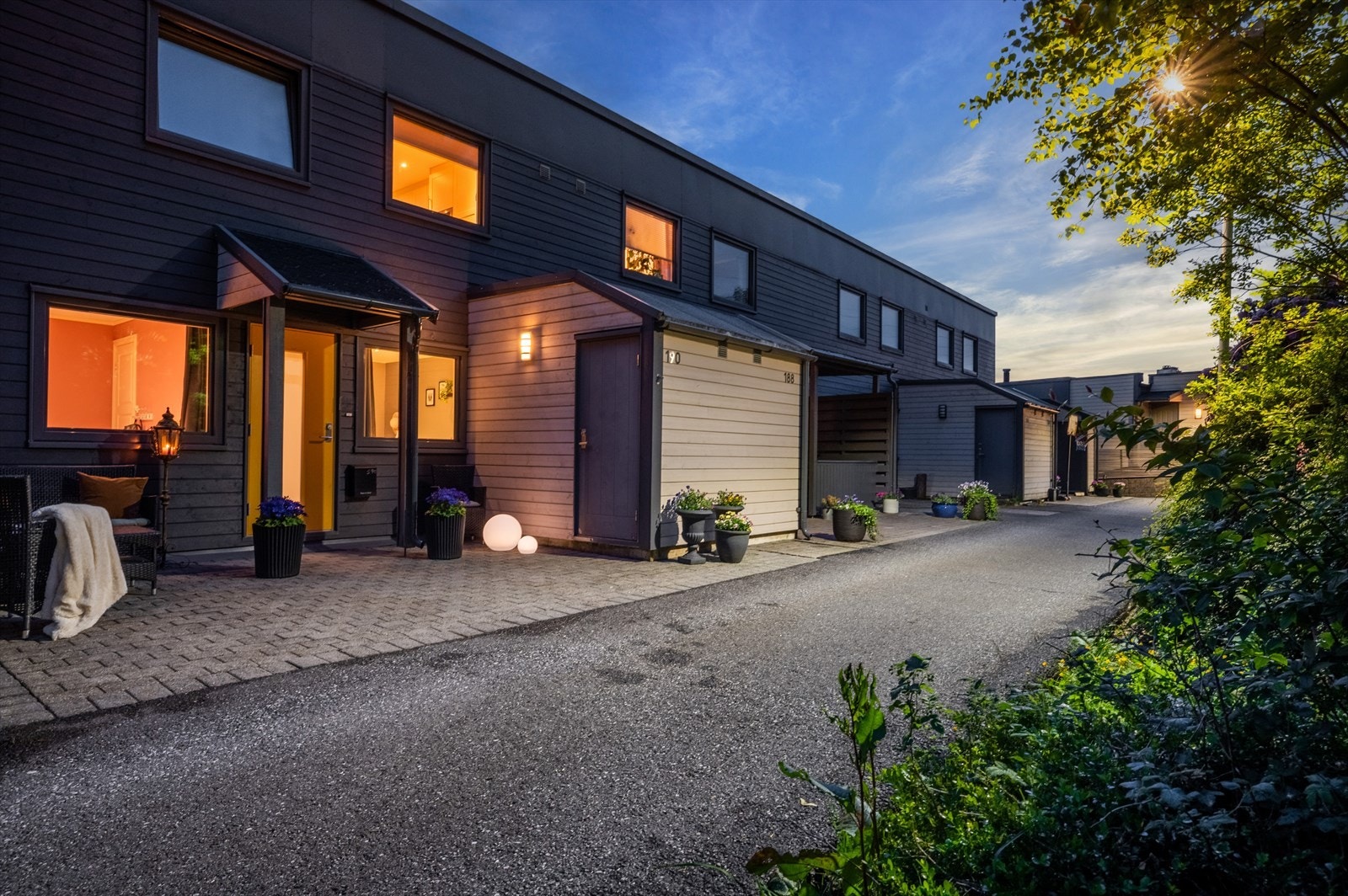 - Boligen har enkel adkomst og koselig inngangsparti med herlig morgensol - Galleribilde