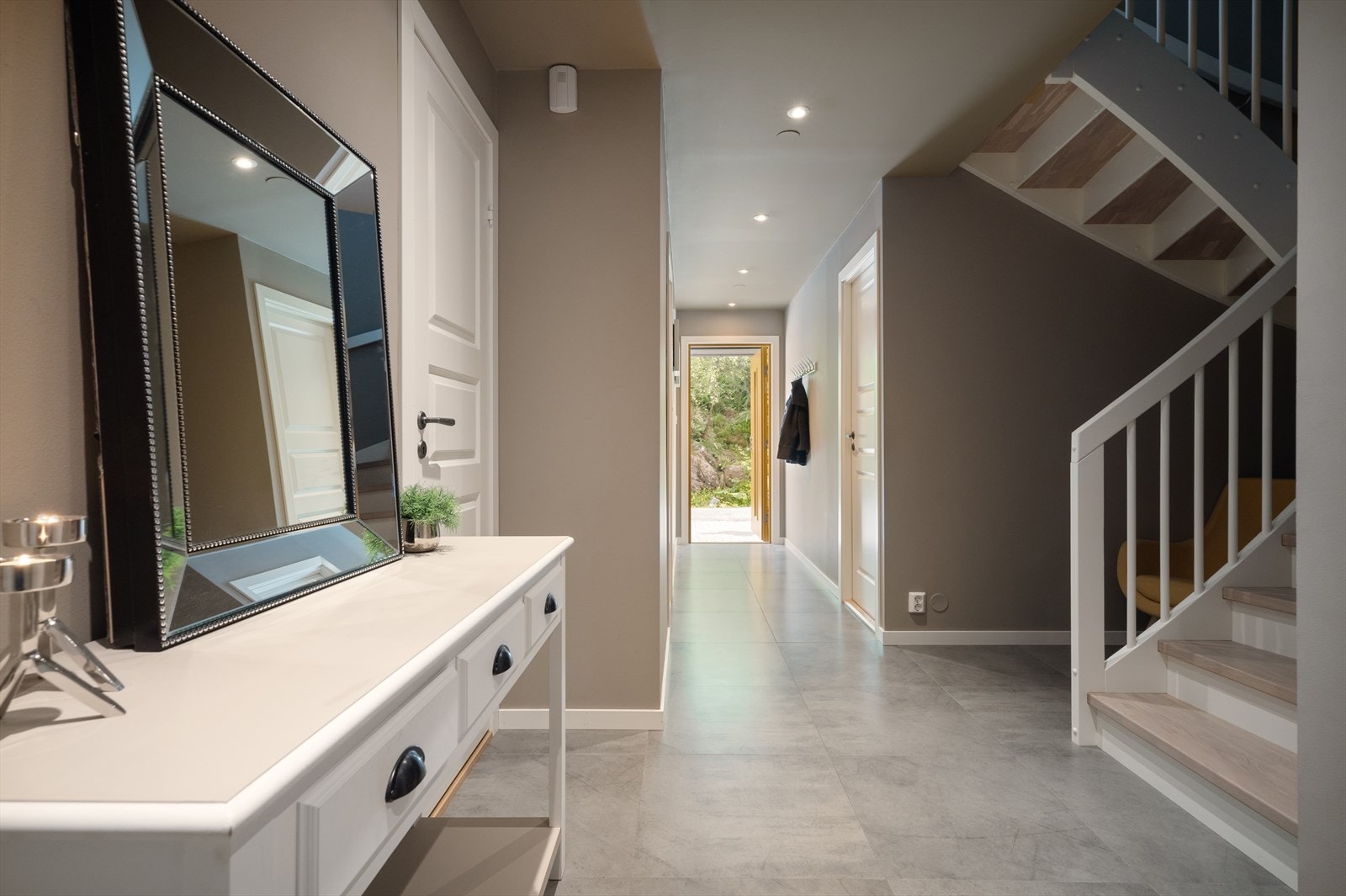 - Romslig hall med varme i gulv. 1.etg måler 59m²: Entrè/gang, to soverom, bad, toalett, vaskerom og walk-in closet - Galleribilde