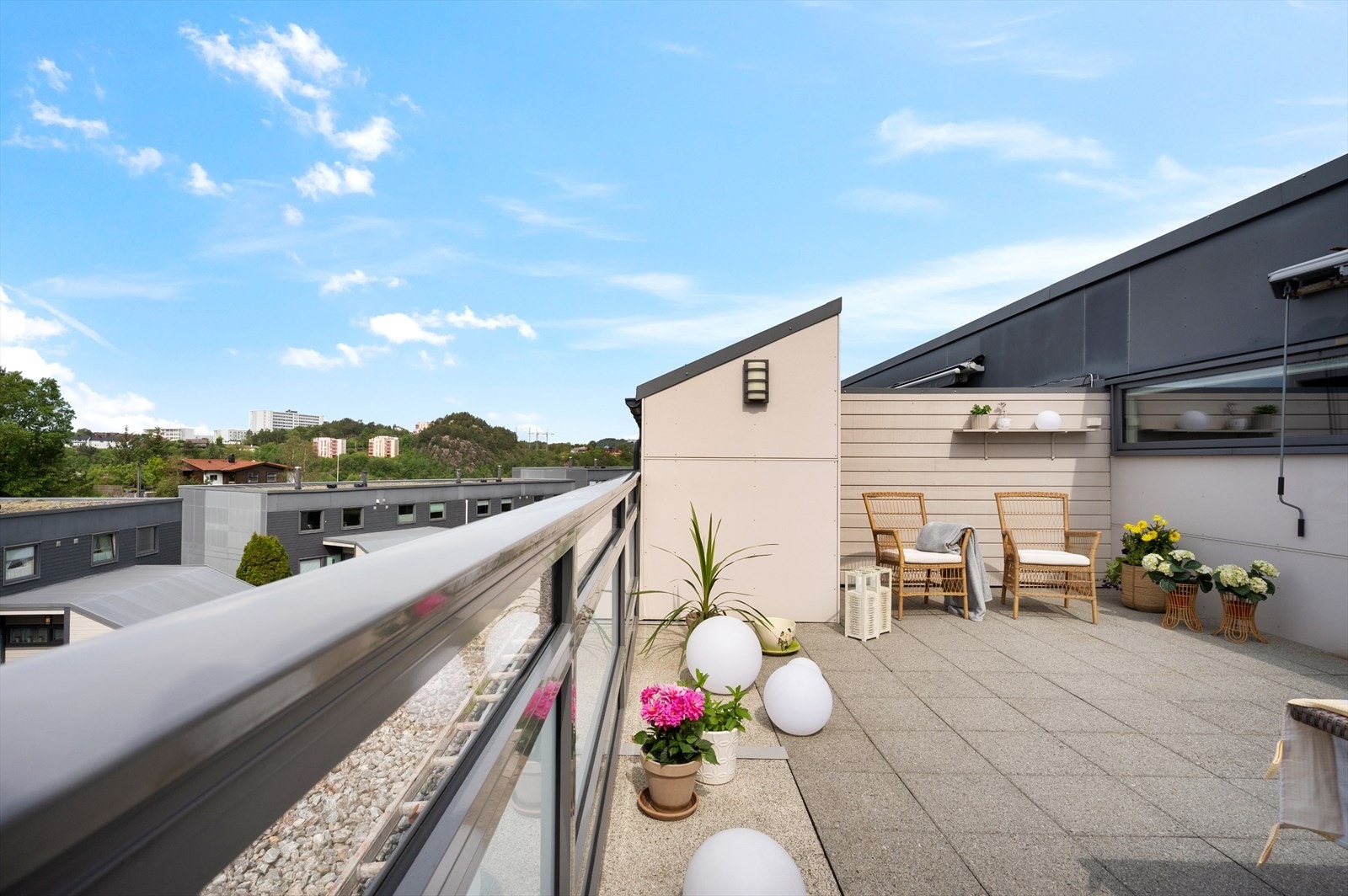 - Vestvendt terrasse på 23m² med svært gode solforhold - Galleribilde