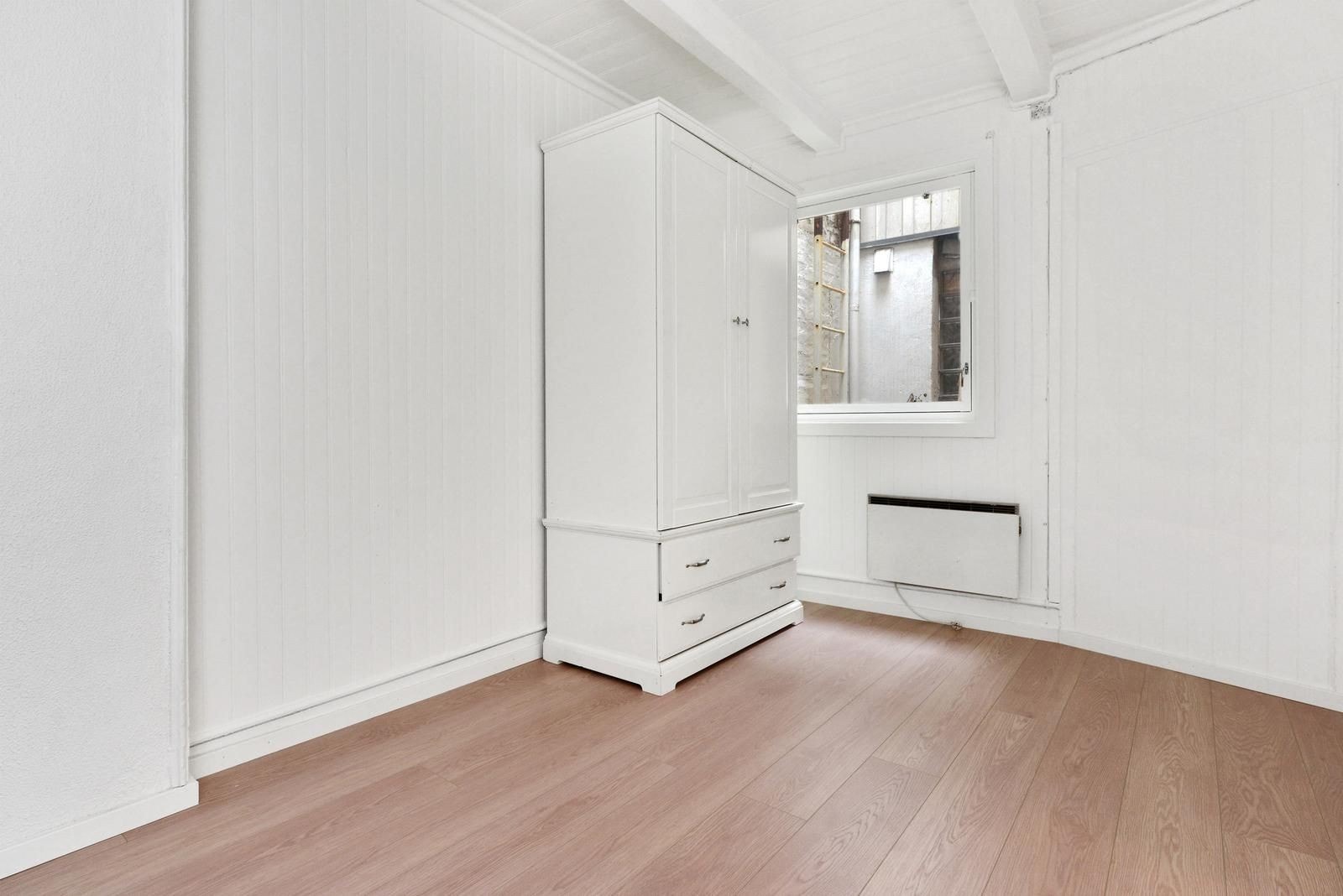 Stort soverom vendt inn mot bakgården. Galleribilde