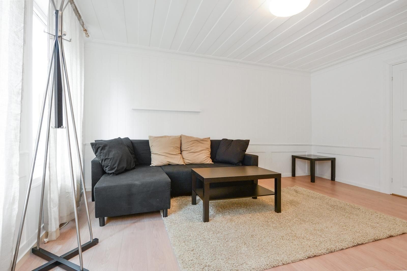 Lys og romslig stue med god plass for sofagruppe m.m Galleribilde