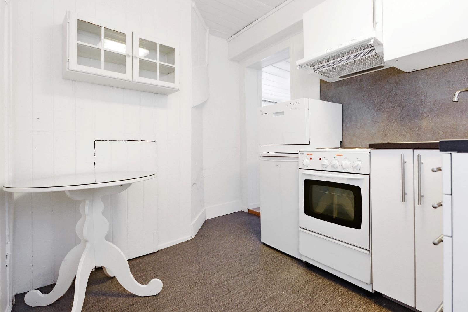 Kjøkken utstyrt med hvitevarer. Galleribilde