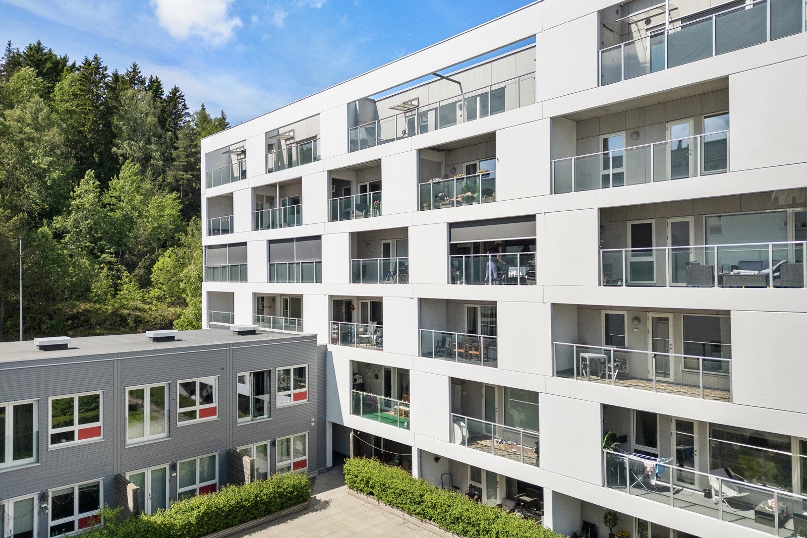 4-roms hjørneleilighet med stor balkong, to garasjeplasser og heistilgang. Galleribilde