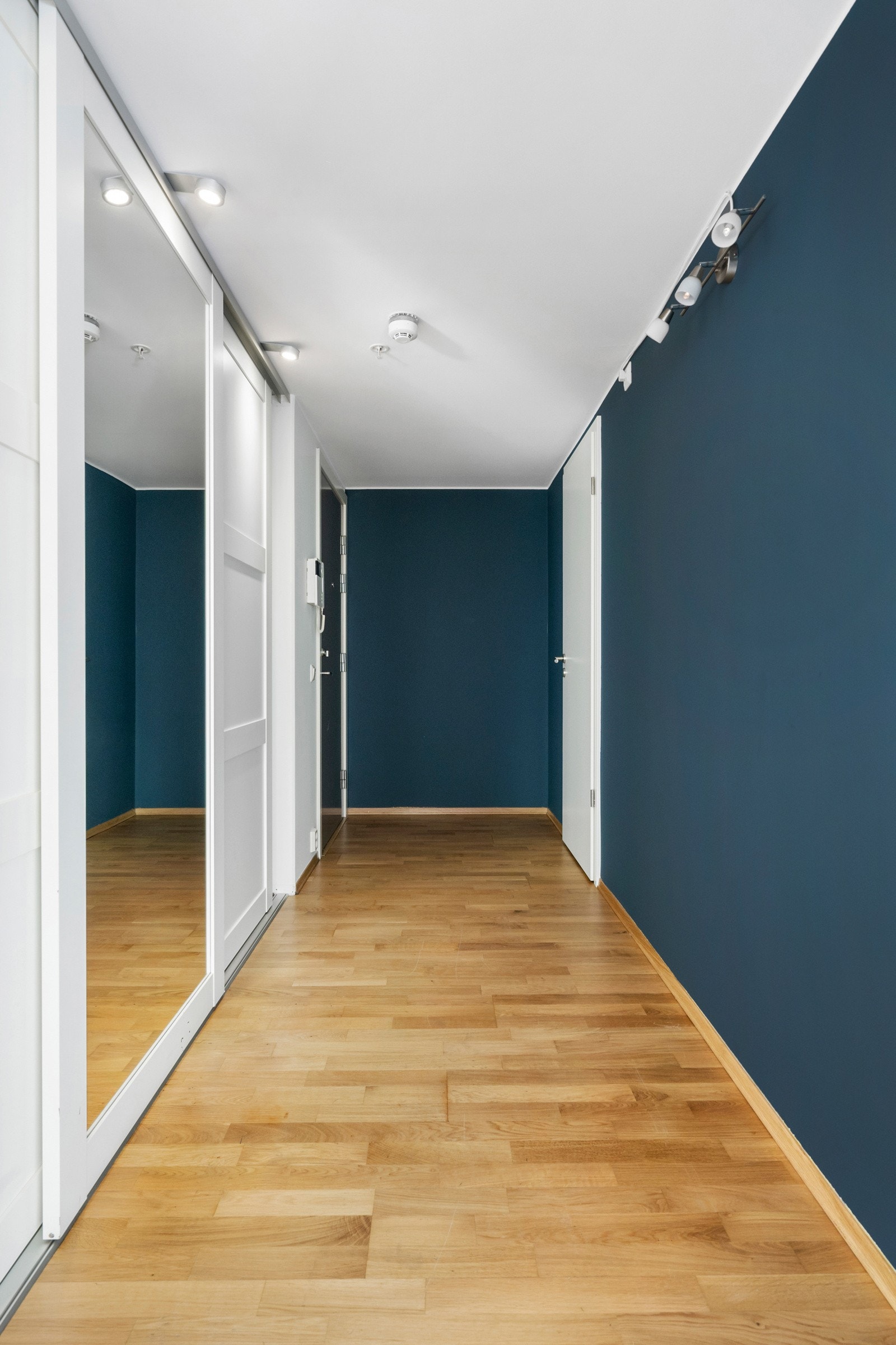 Entré med skyvedørsgarderobe. Galleribilde