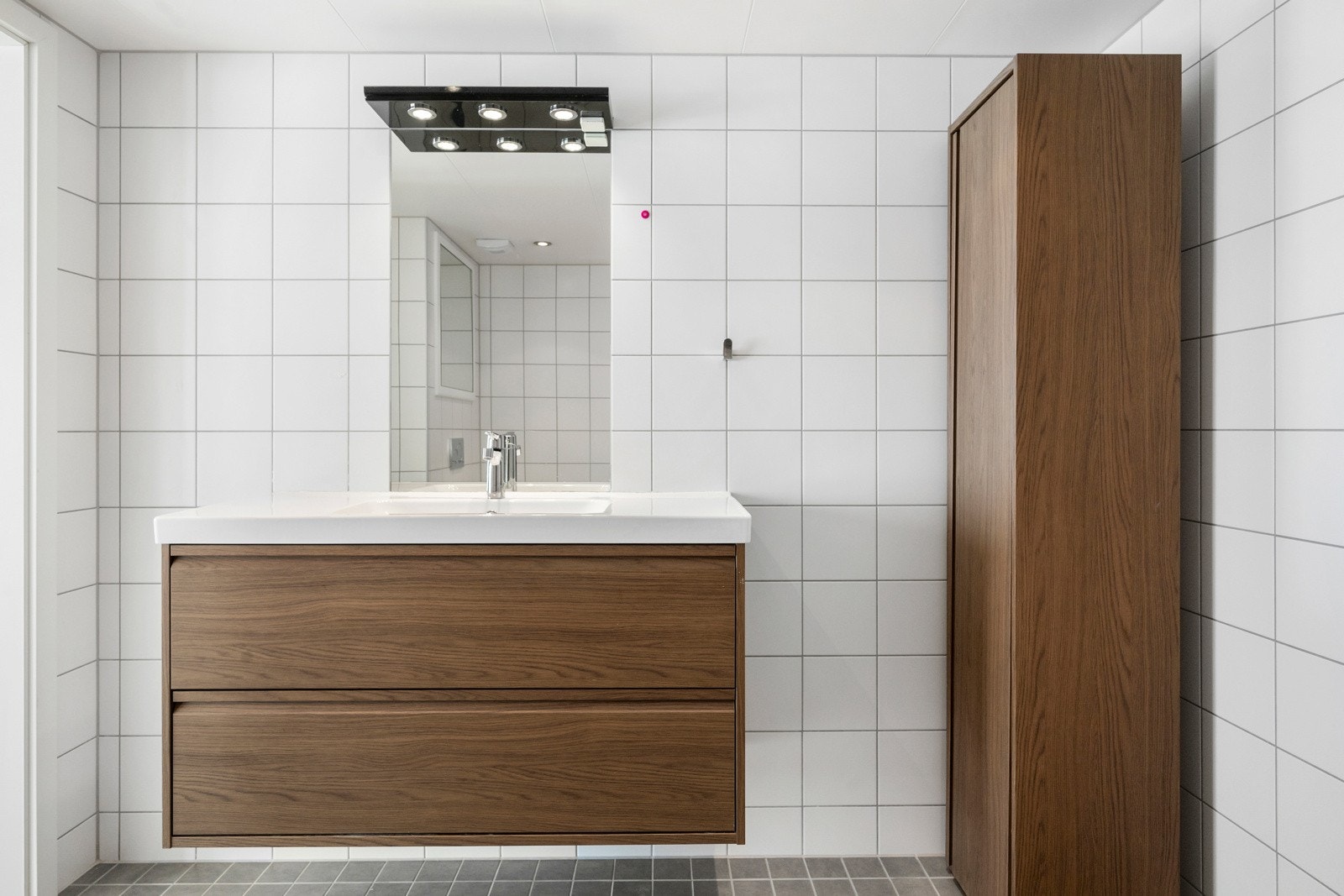 Dette badet har også opplegg for vaskemaskin. Galleribilde