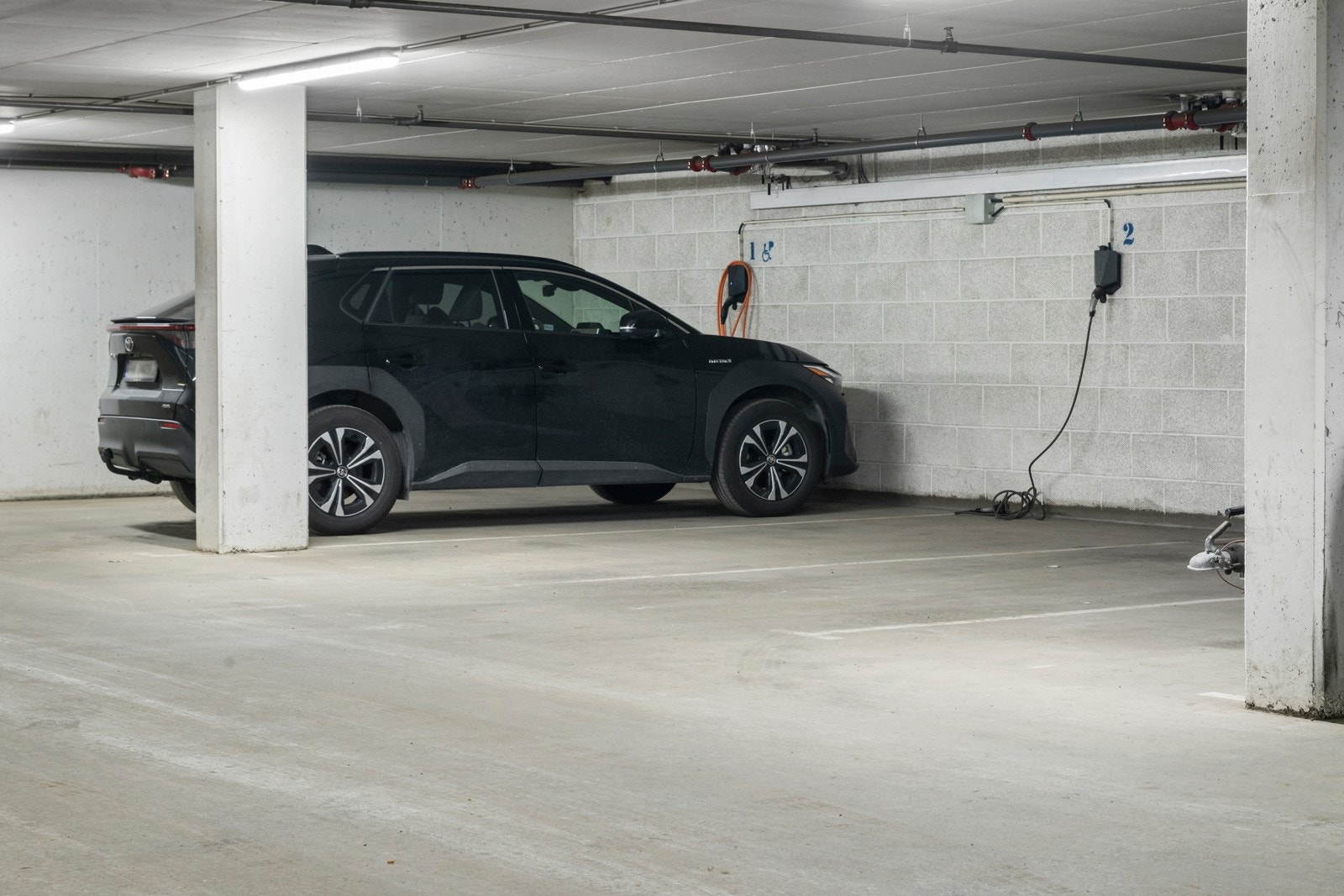 To faste garasjeplasser i felles, oppvarmet garasjeanlegg. Elbil-lader på begge plasser. Galleribilde