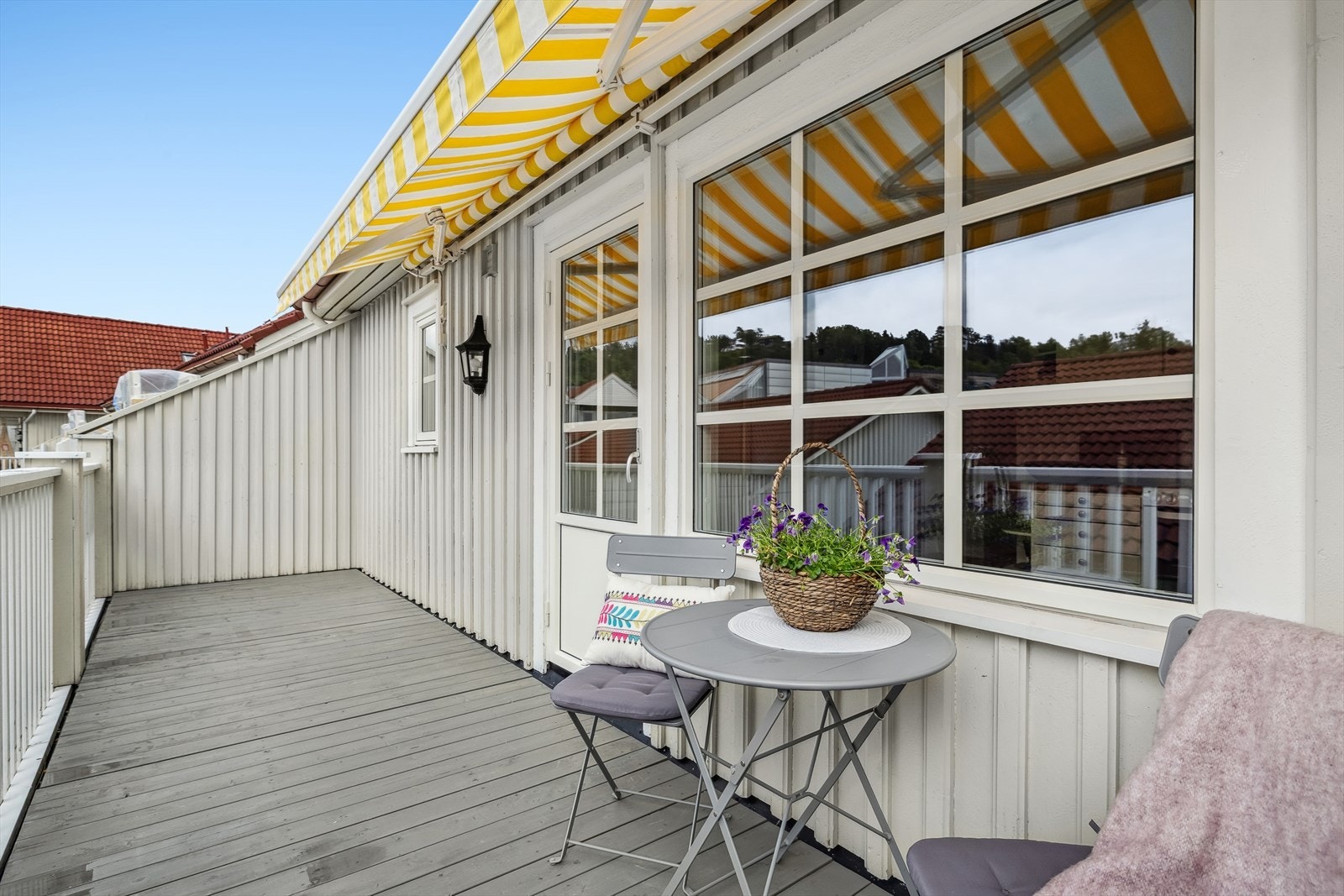Her er det rikelig med plass for utemøblement, grill og annet en måtte ønske. Galleribilde