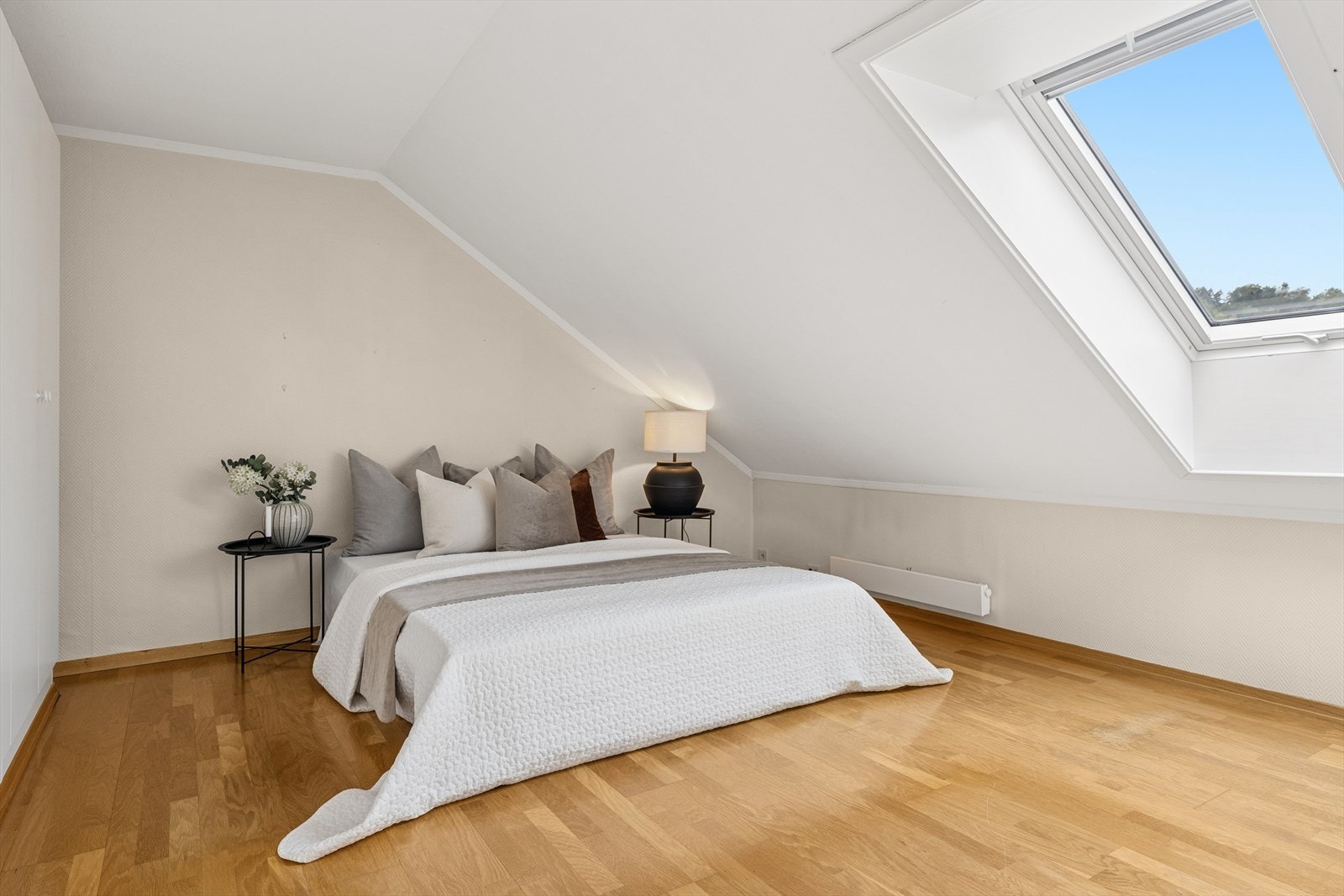 Soverom 2 er lyst og romslig. Galleribilde