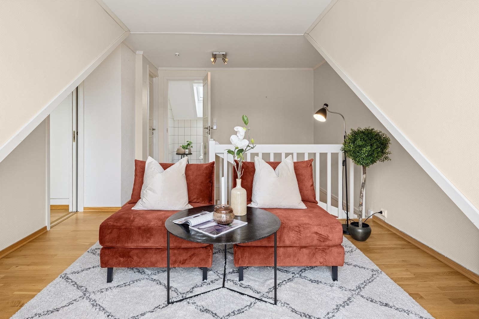 Vi beveger oss opp en etasje og møter en lys og koselig loftstue. Galleribilde