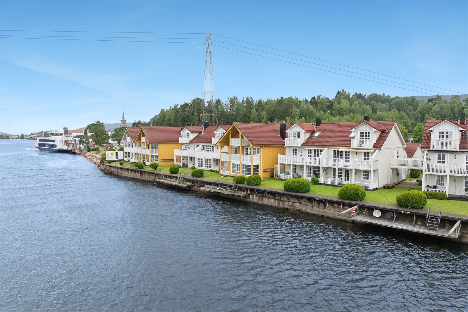 Med kystlinjen som nærmeste nabo byr området på fantastiske muligheter for både fiske, bading og båtliv. Galleribilde