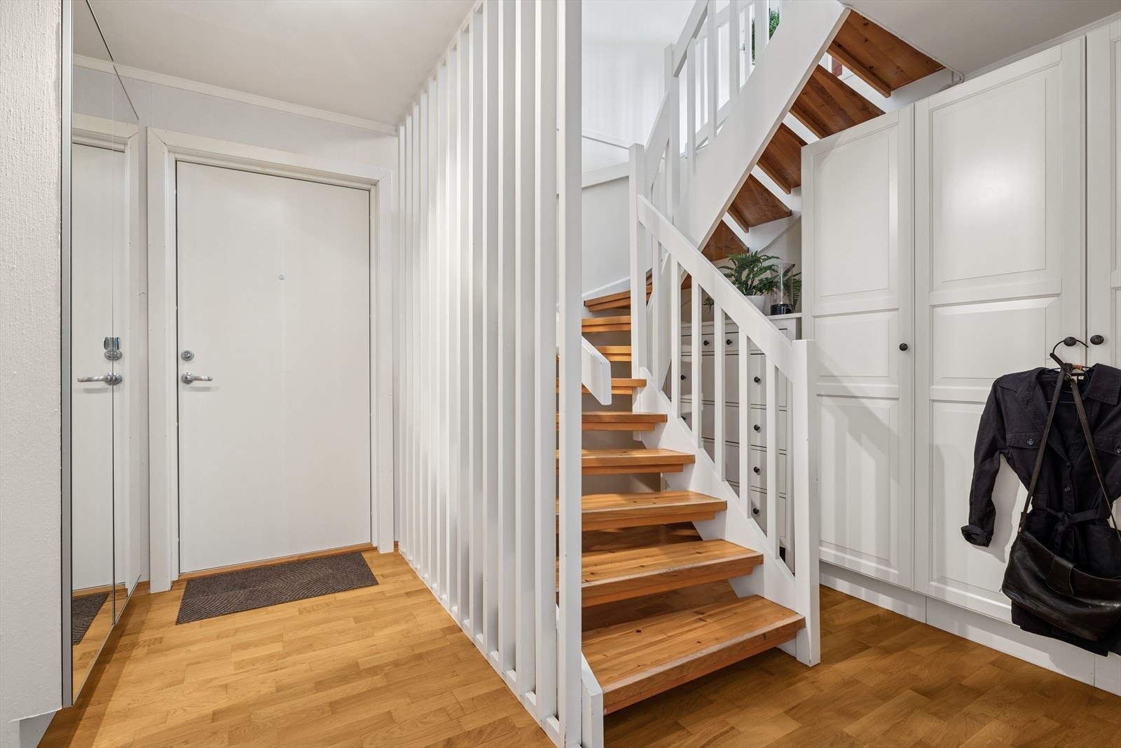 Velkommen inn! Lys og hyggelig entré med innebygget skyvedørsgarderobe og plass for øvrige garderobeløsninger. Galleribilde