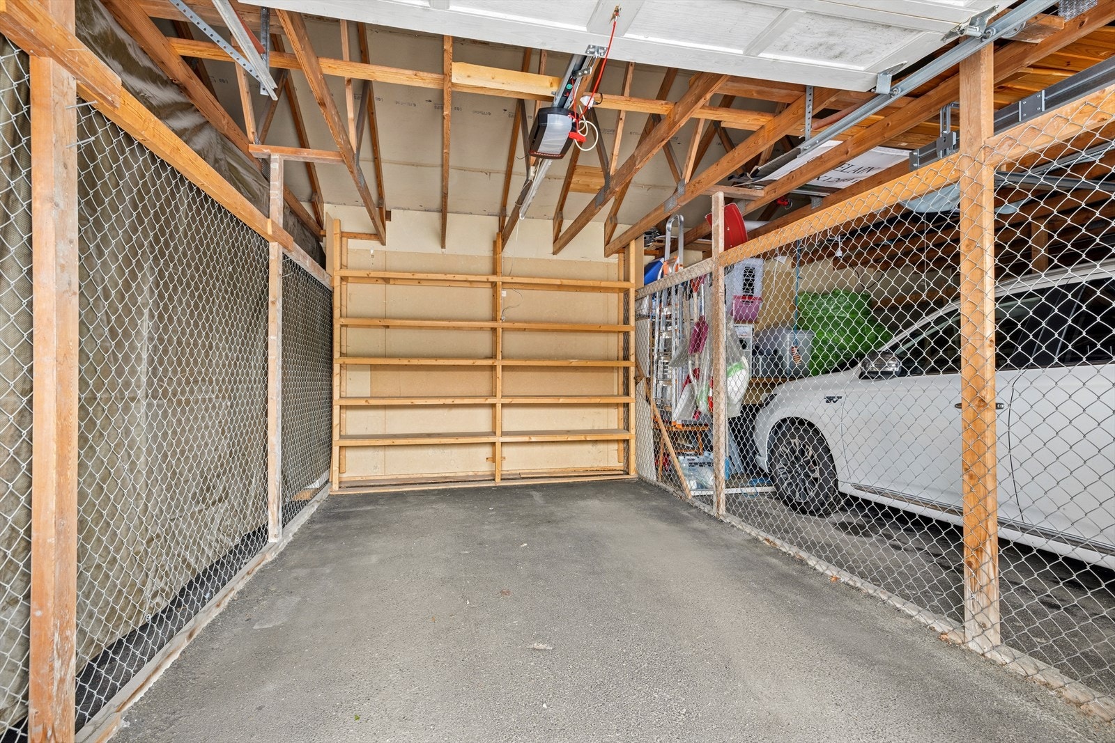 Leiligheten disponerer garasje samt utvendig bod på ca. 6m2. Galleribilde