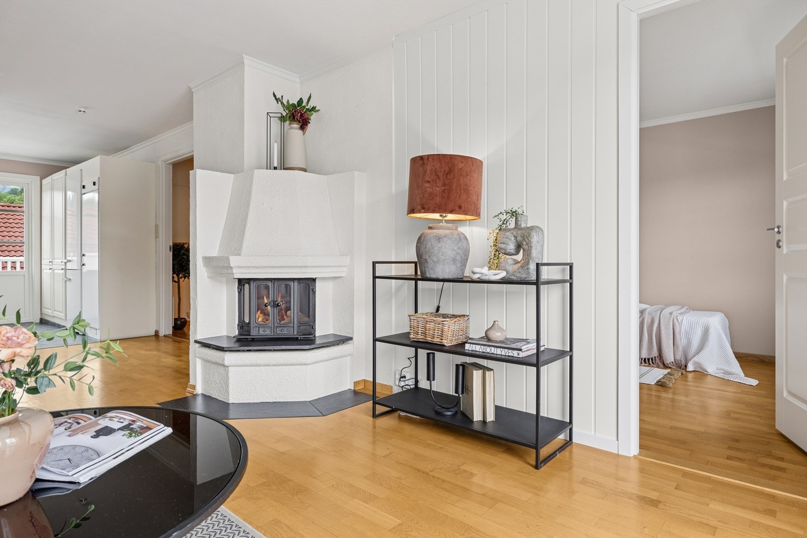 Peisovnen er selve hjertet i rommet og bidrar til å varme opp både rom og stemning. Galleribilde