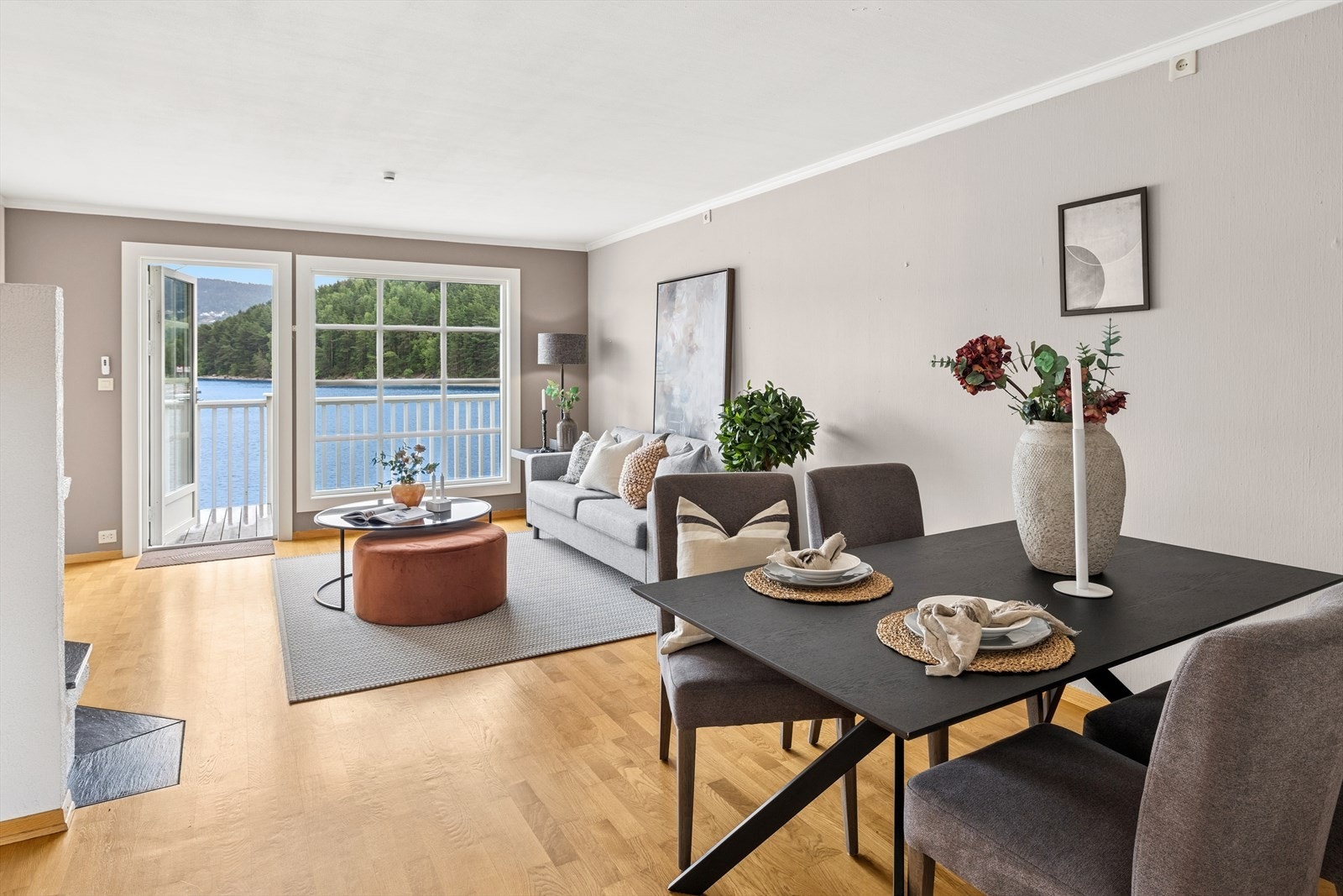 Vi beveger oss videre inn i en lys og innbydende stue. Galleribilde