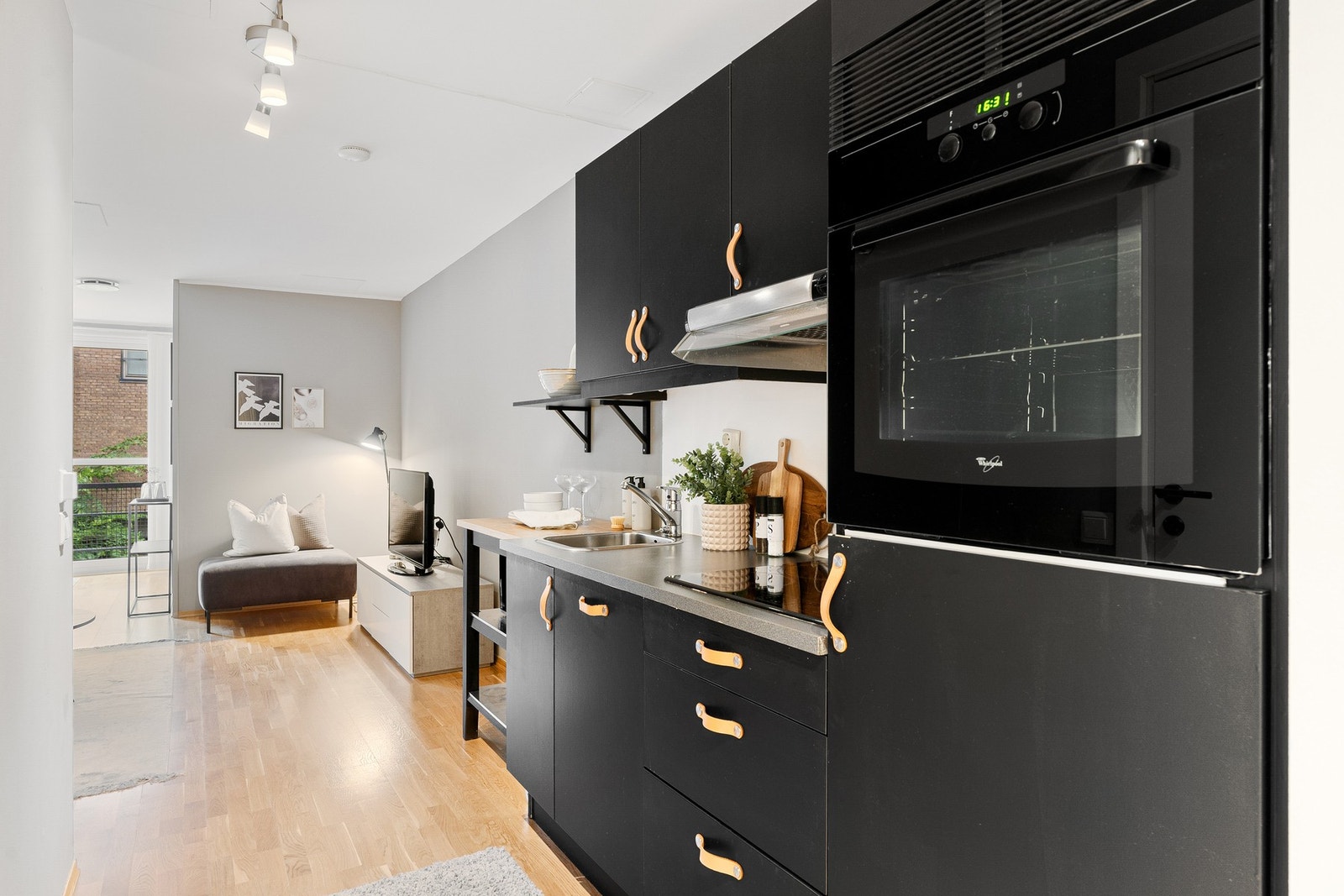 Kjøkkenet har godt med skap- og benkeplass. Galleribilde