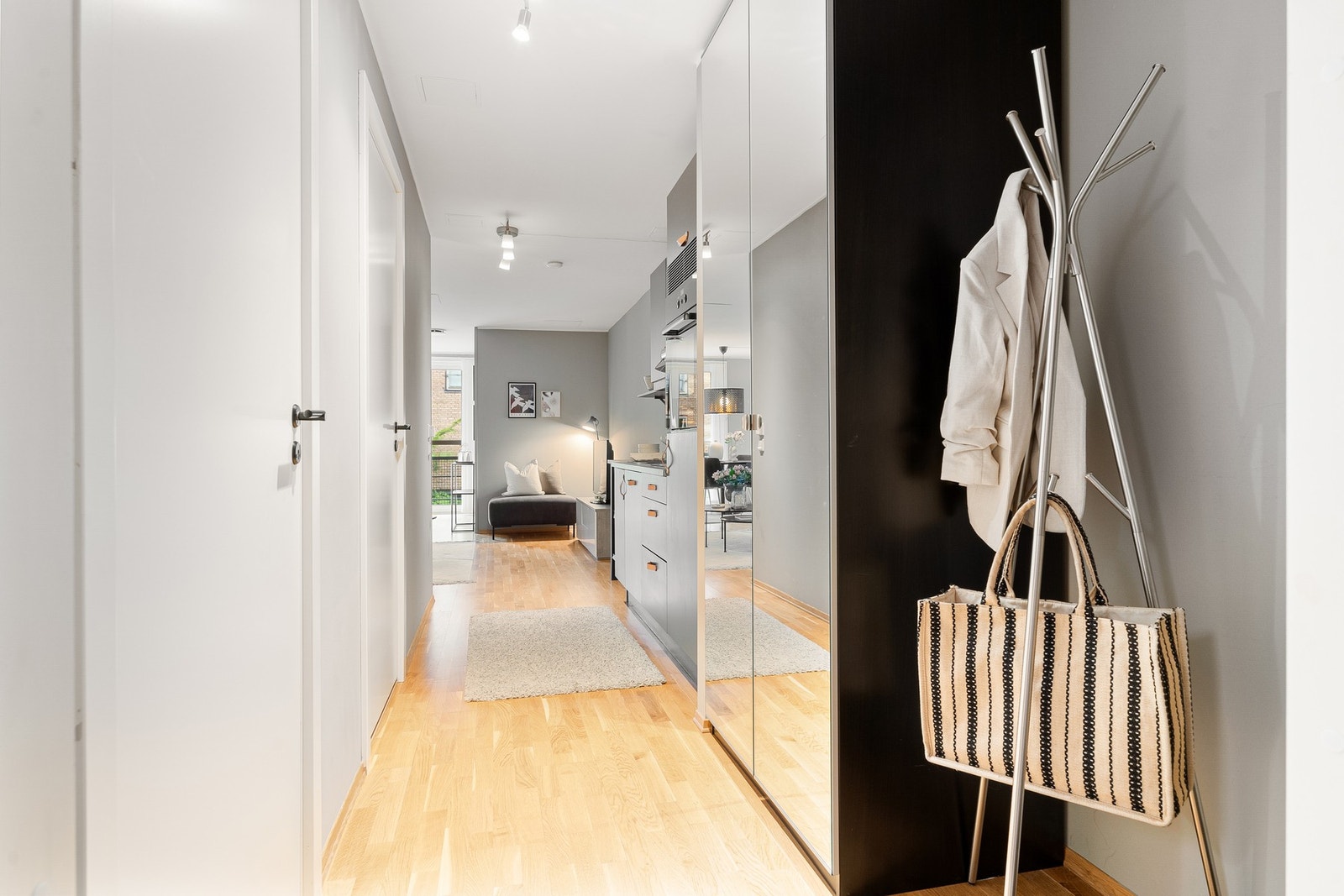 Lys og innbydende entré med praktisk skyvedørsgarderobe. Galleribilde