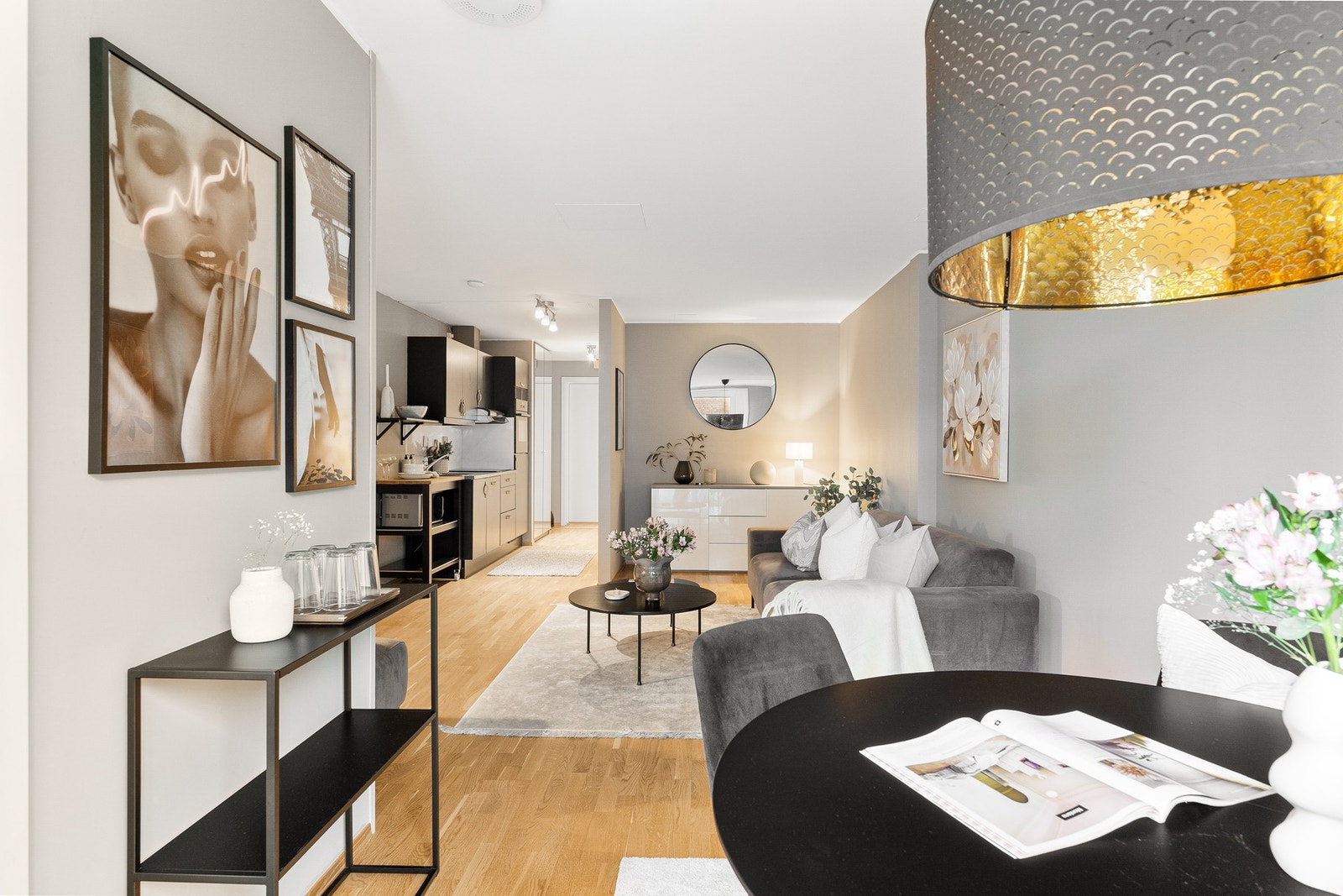 Gjennomgående stil med lyse overflater. Galleribilde