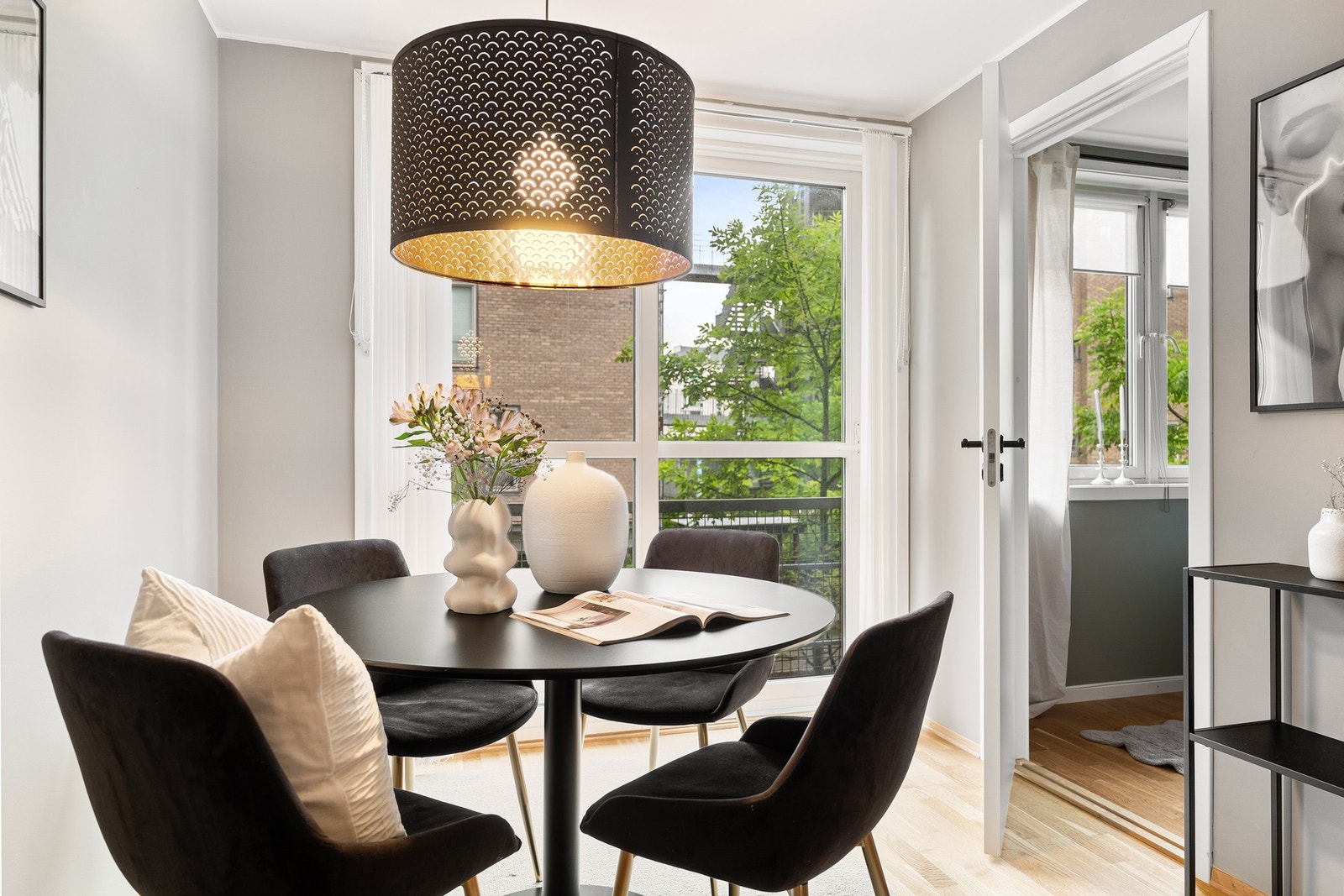 Lys og trivelig spiseplass med utgang til fransk balkong. Galleribilde