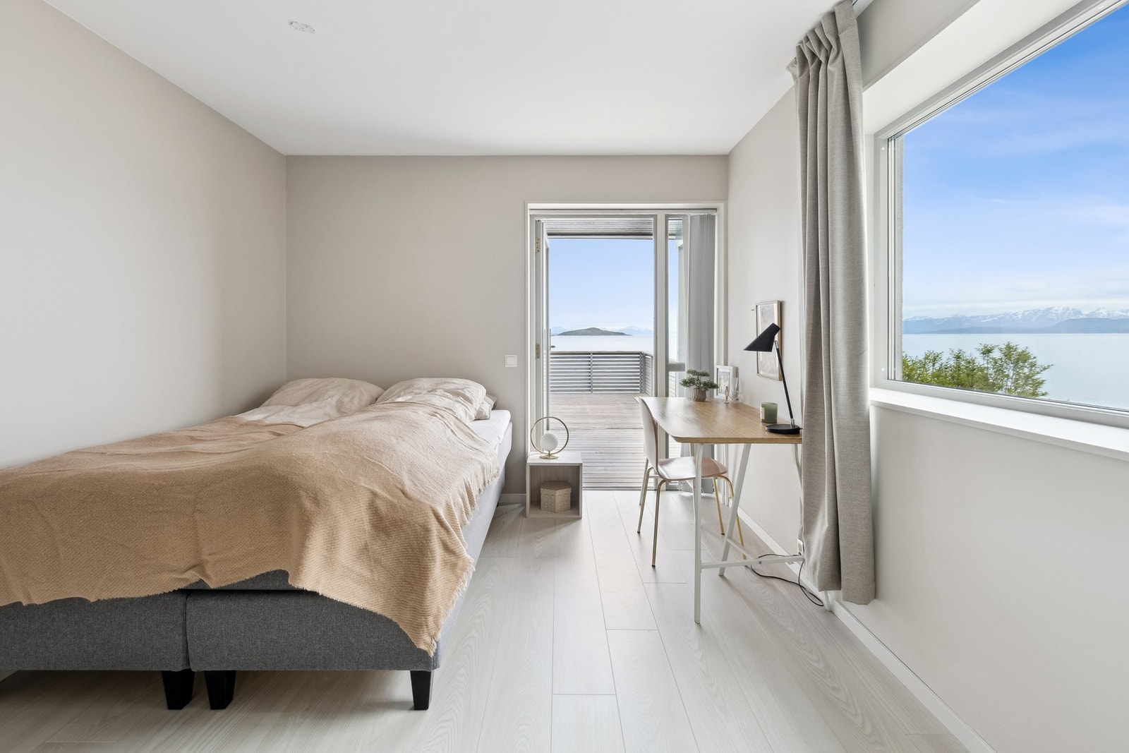 Soverom III i samme stil som de andre. Her er det dør ut til terrassen. Galleribilde