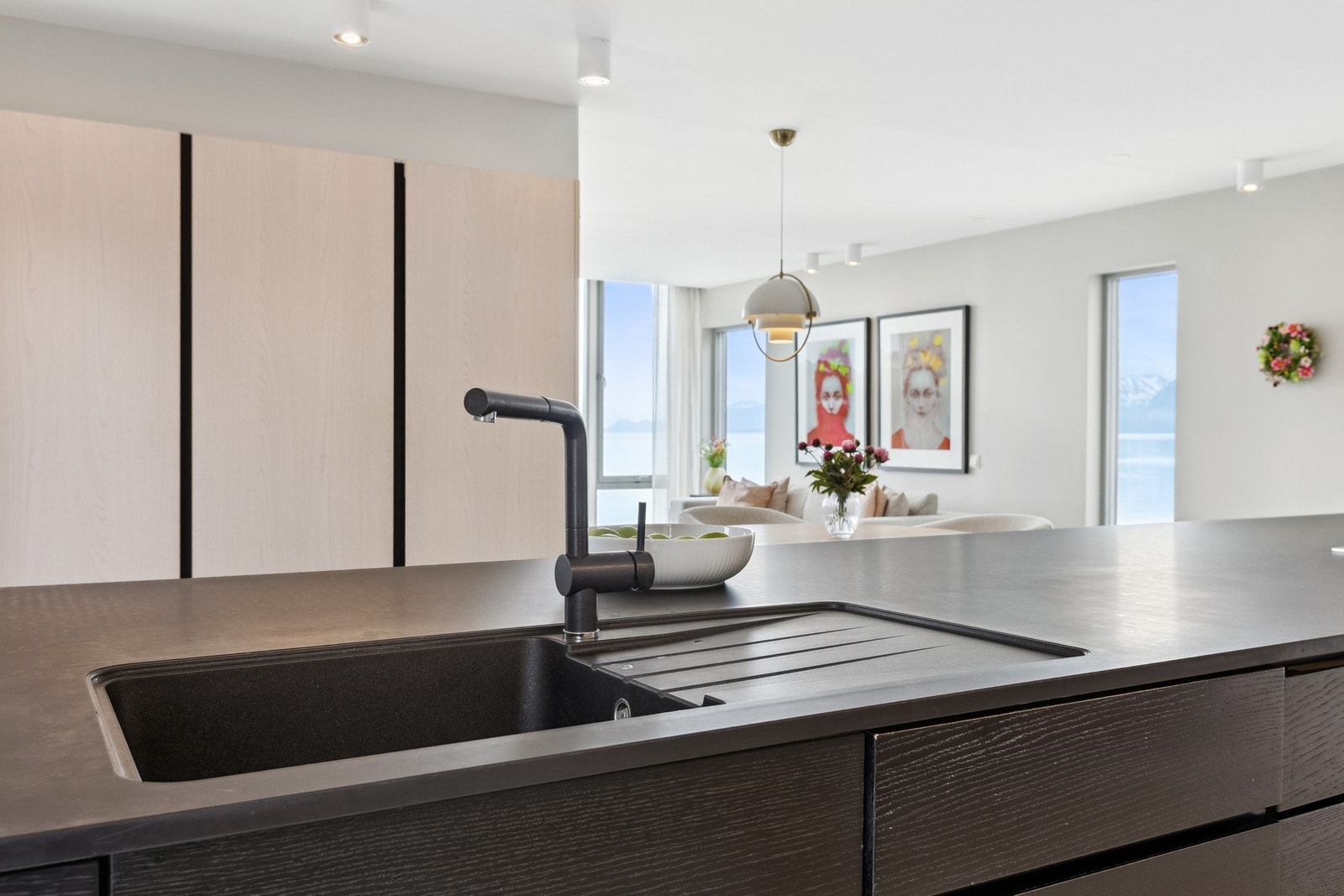 Det er laget en vegg mellom stuen og kjøkkenet som gjør at man får plass til kjøkkeninnredning der også. Galleribilde