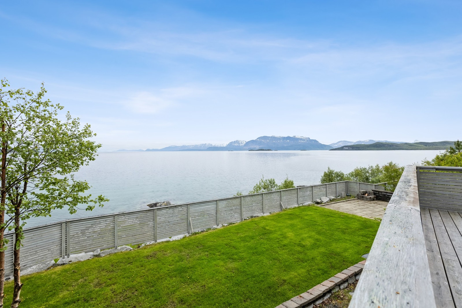 koselig med en grønn flekk på eiendommen. Galleribilde