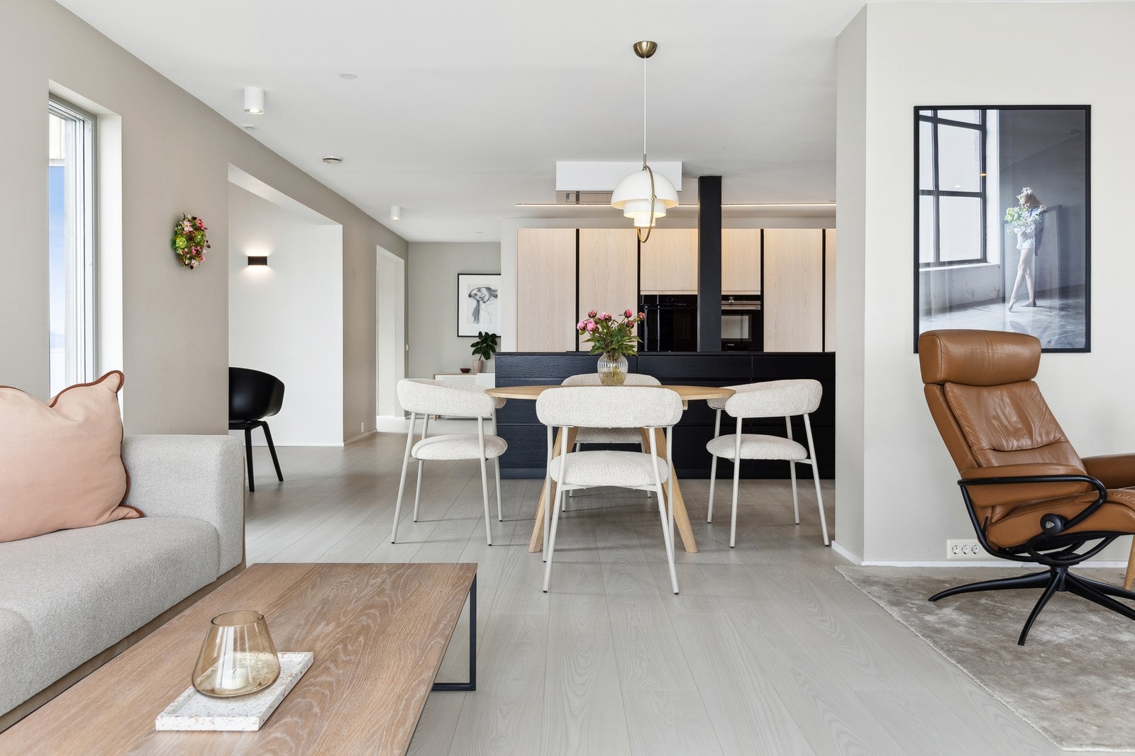 Stuen med åpen løsning mot kjøkkenet. Galleribilde