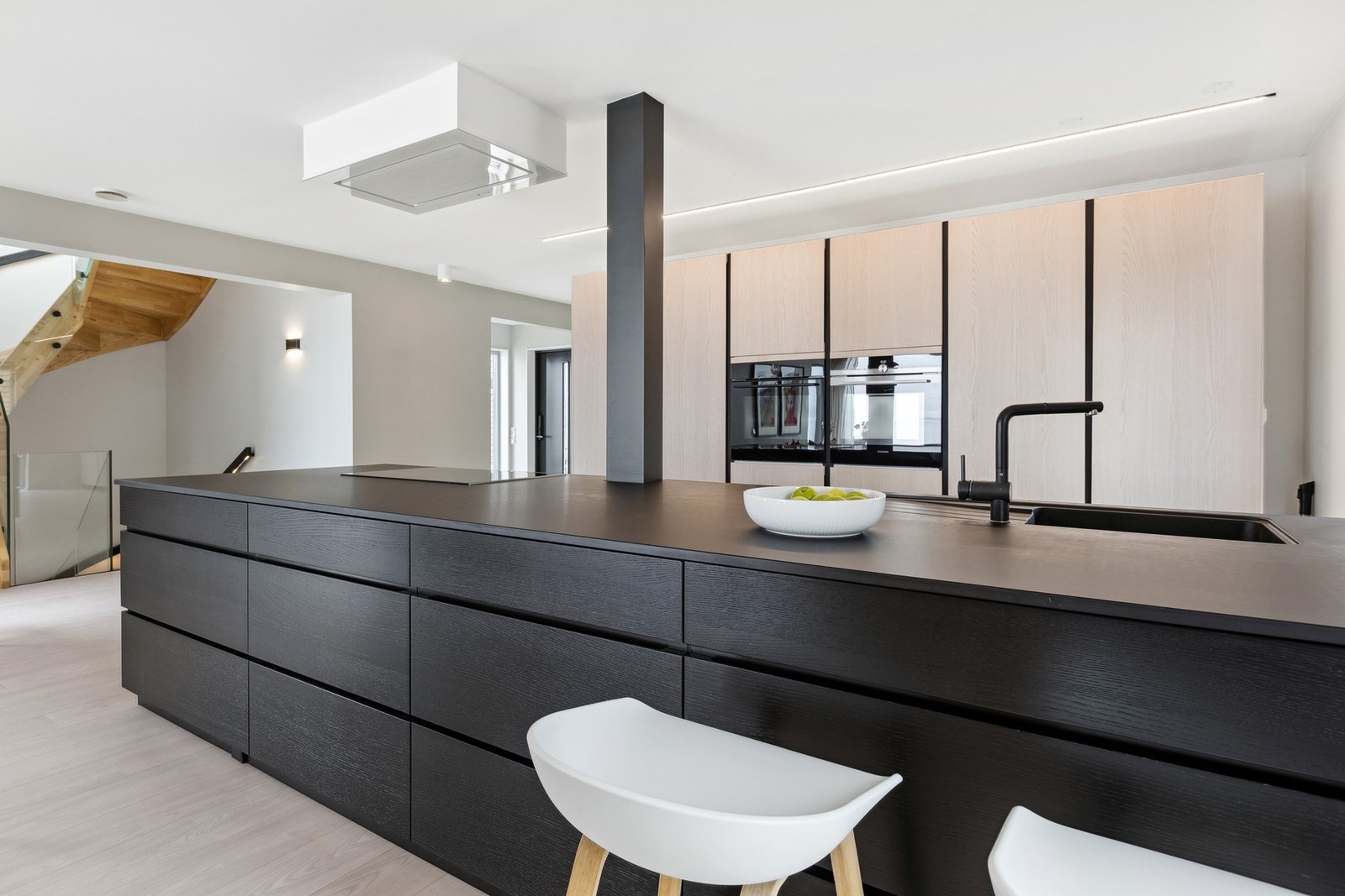 Kjøkkenøyen er bred og lang med lagringsplass på begge sider. Se avtrekksviften i taket! Galleribilde