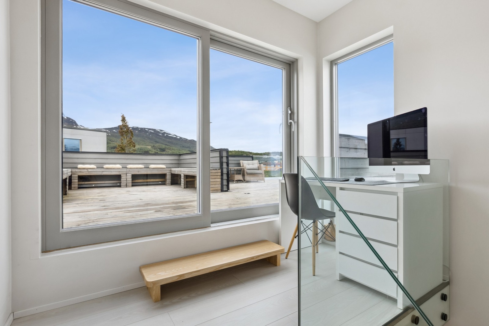 I loftetasjen er det plass til en liten kontorpult. Stor dør for å komme seg ut på den lekre takterrassen. Galleribilde