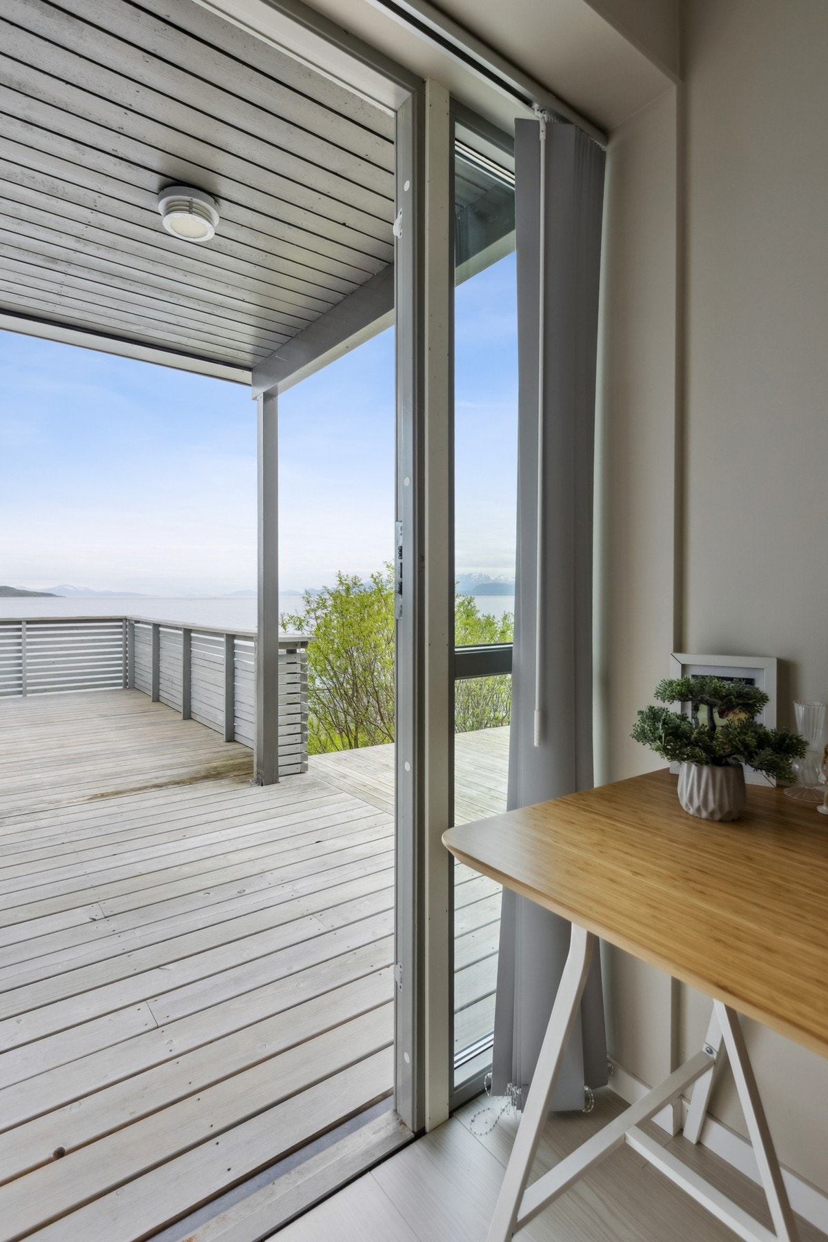 En liten del er overbygget slik at man ikke får regnn inn i rommet om døren står åpen. Galleribilde