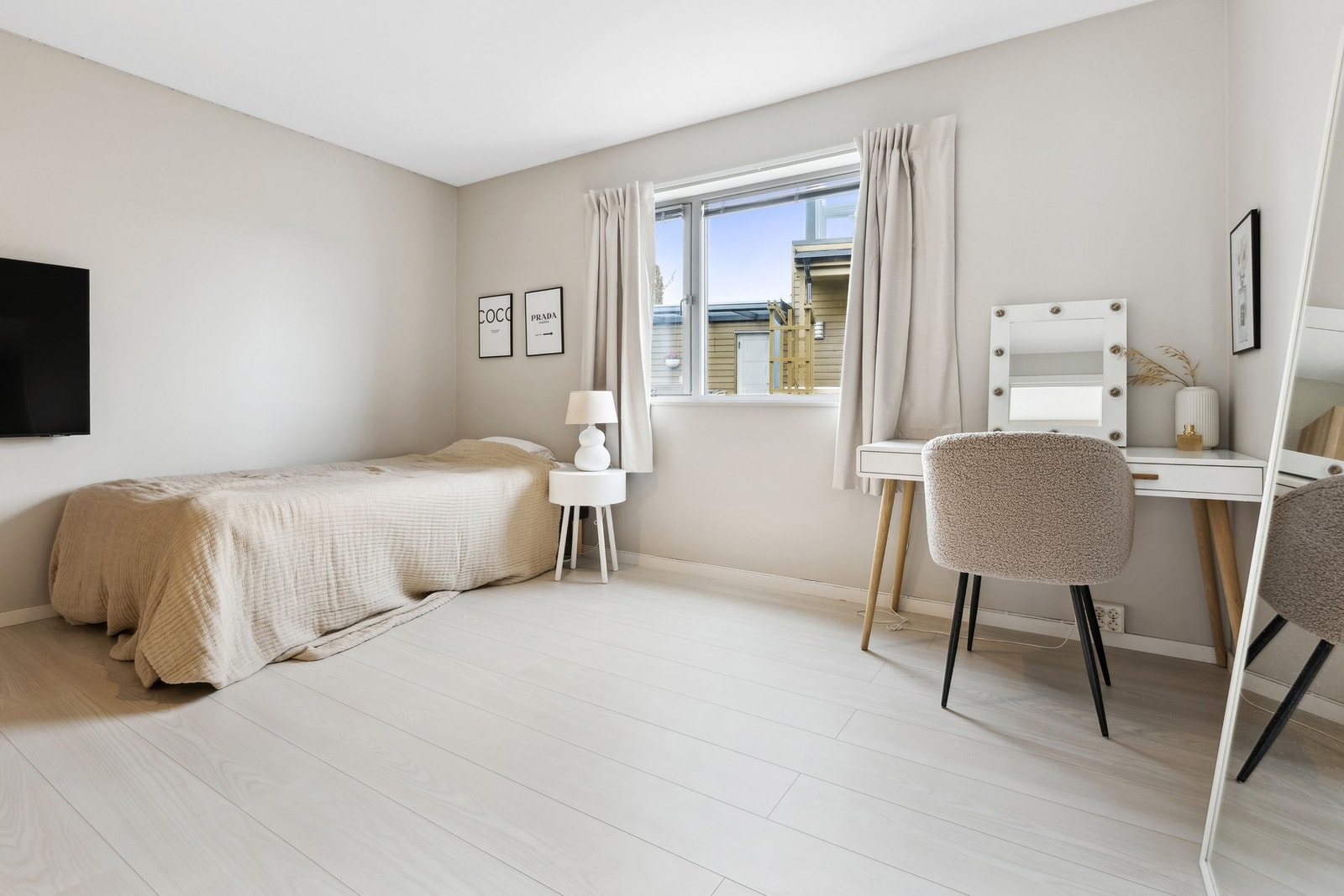 Soverom II med slette vegger og duse farger. Galleribilde