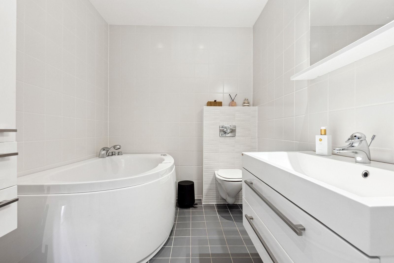 Når man vil ta et godt bad står det et designbadekar. Mulig feil med dyser i badekaret. Se selgers egenoppgave. Galleribilde