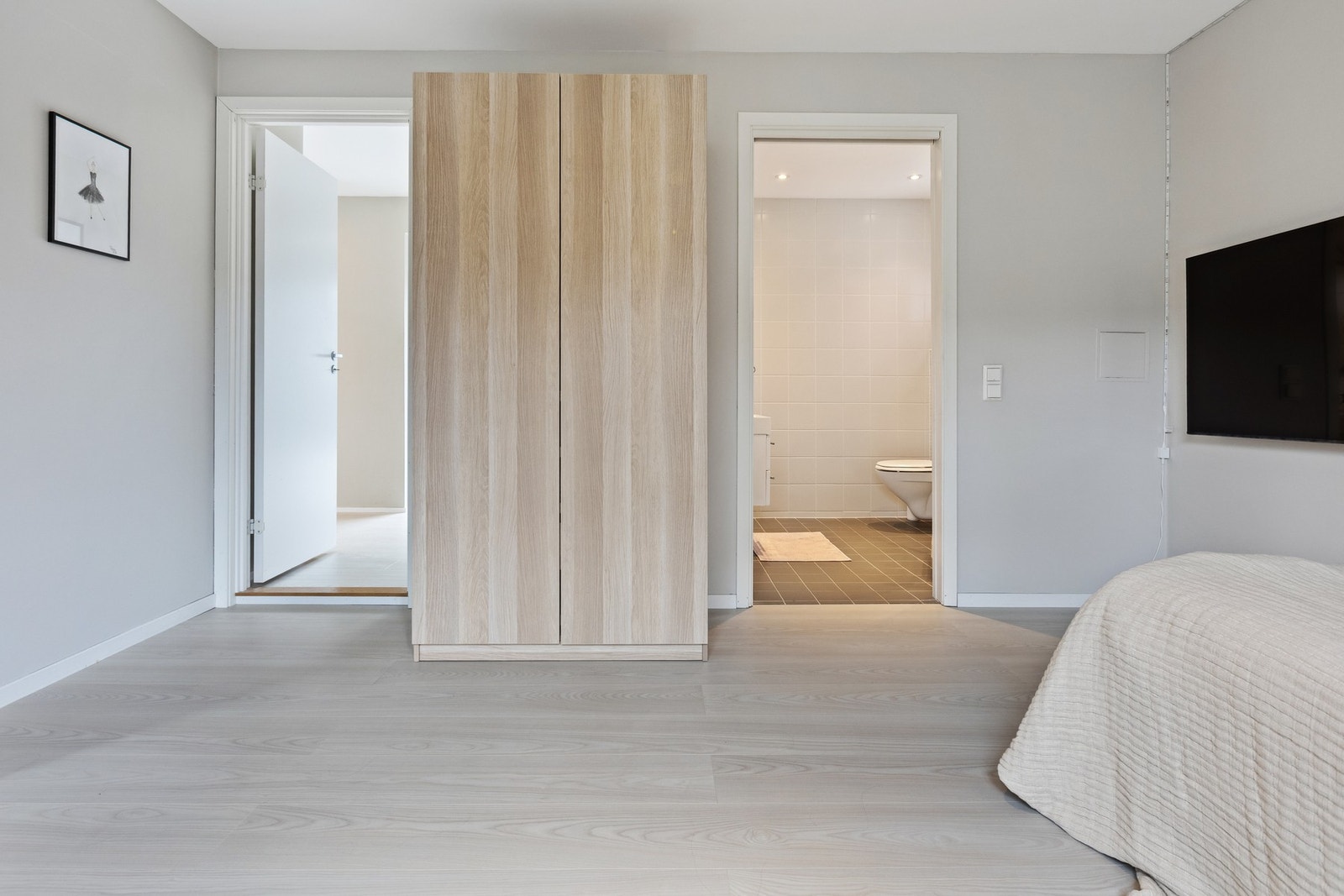 Det er direkte adgang til bad fra dette soverommet. Galleribilde