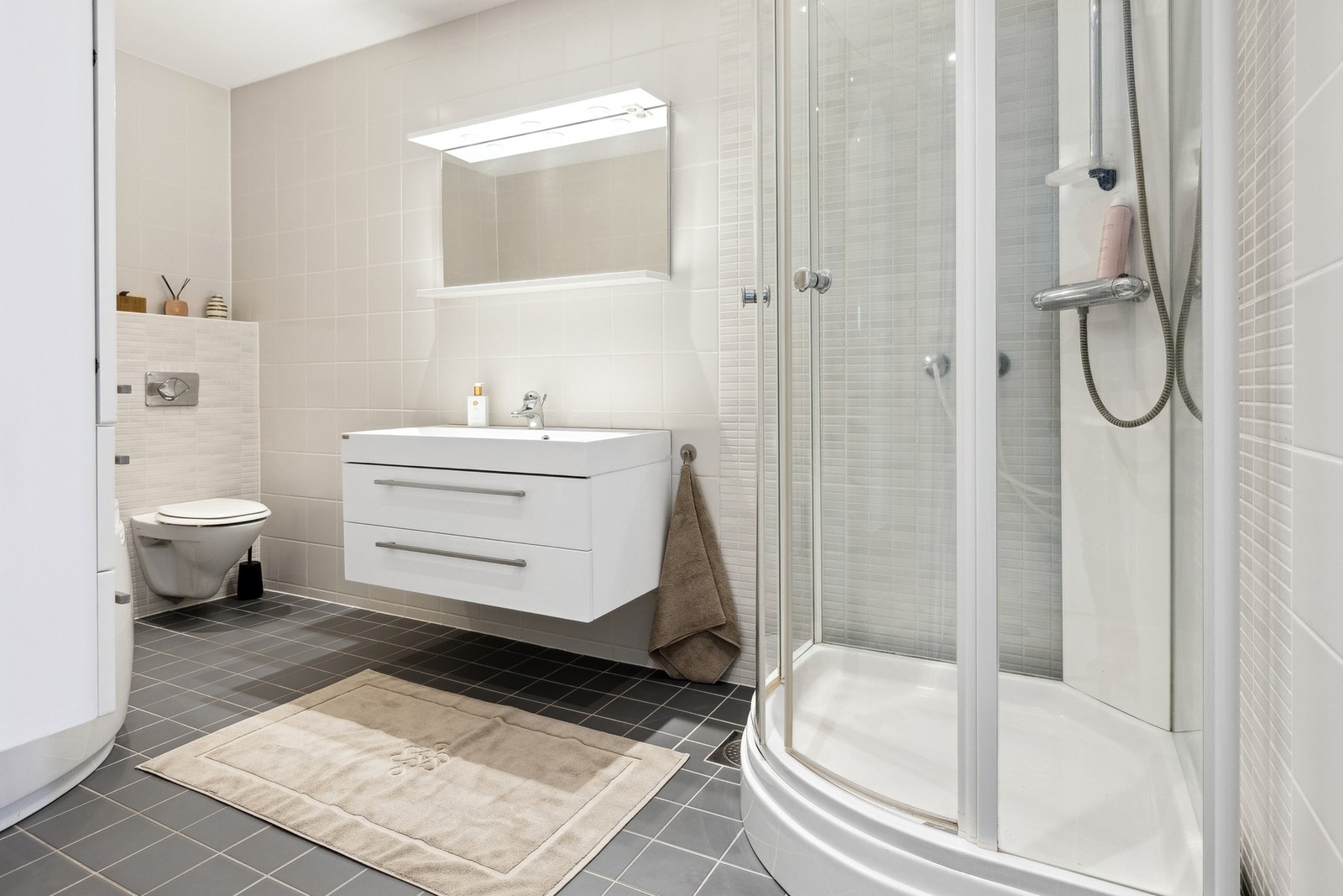 Det er også enkel tilgang til dette badet som har alt man trenger. Galleribilde