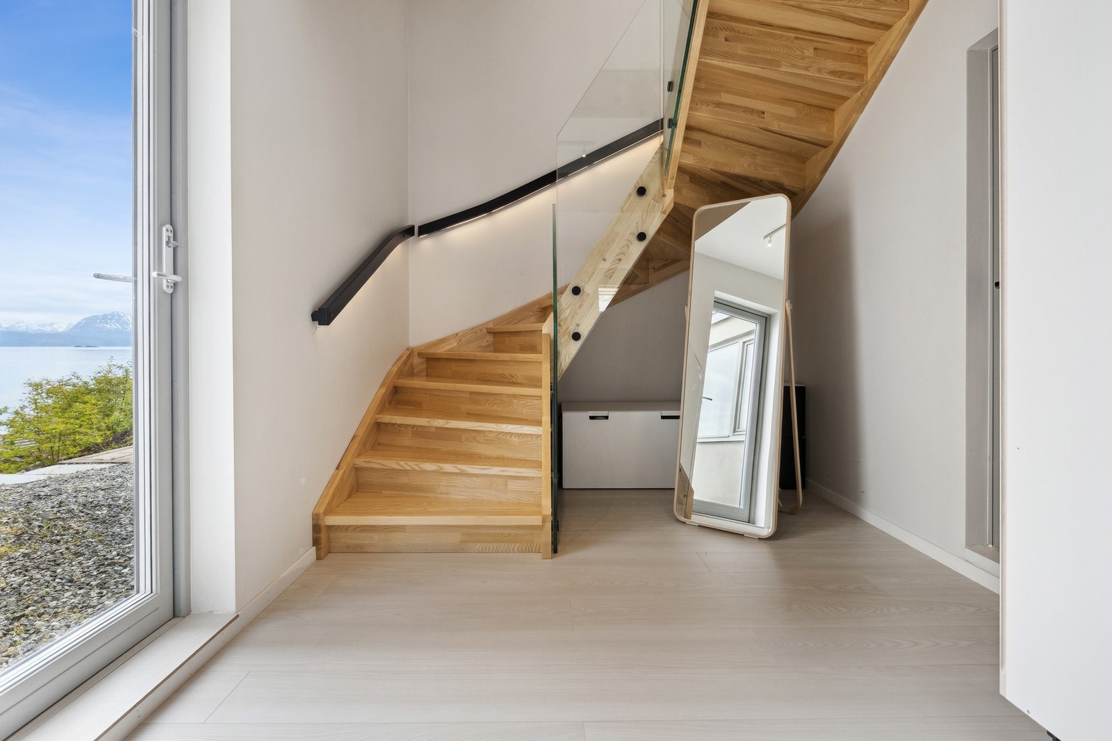 Nede i underetasjen har vi den private sonen med soverom og bad. Galleribilde