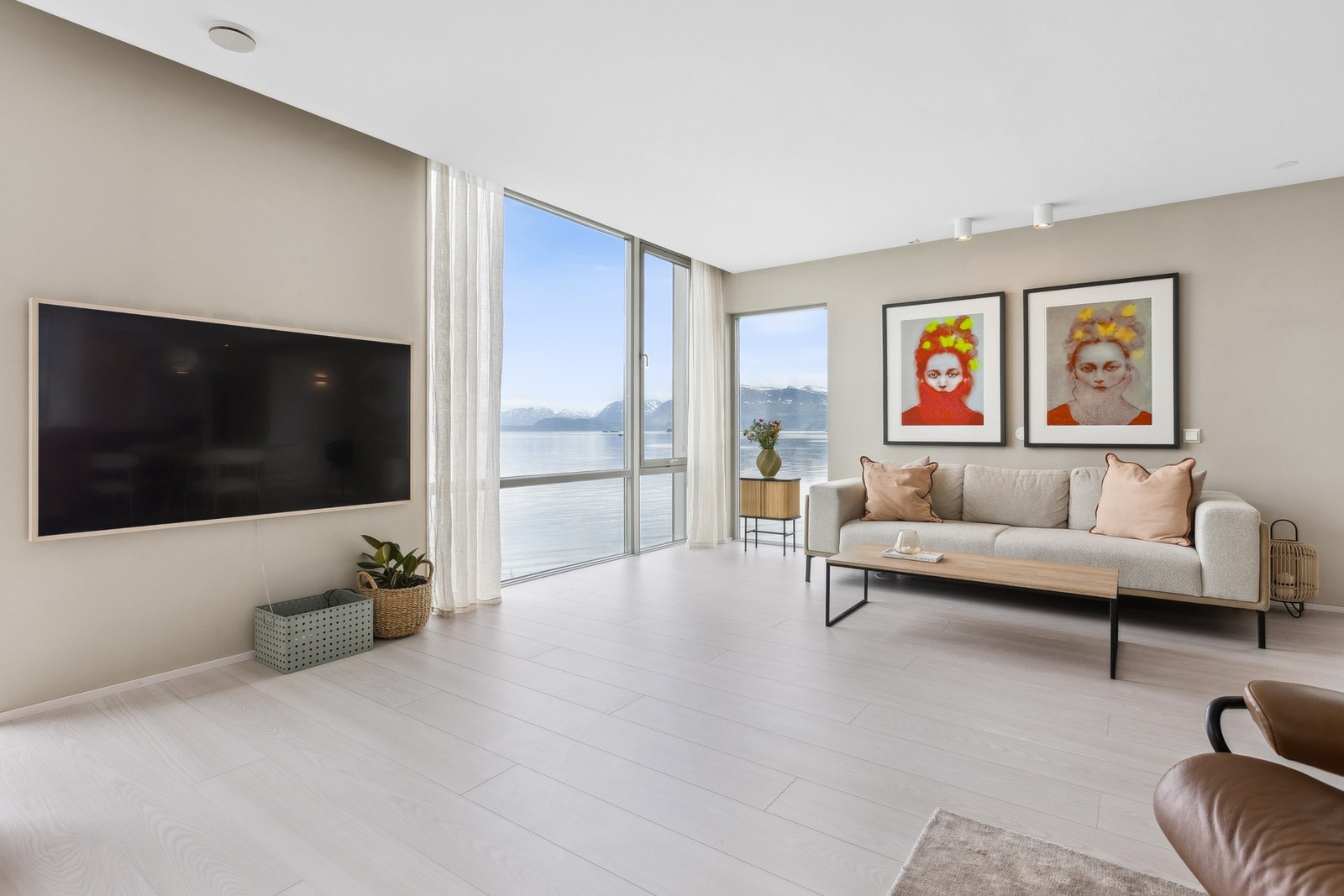 Selv om det er store vindusflater er det også godt med veggplass. Galleribilde