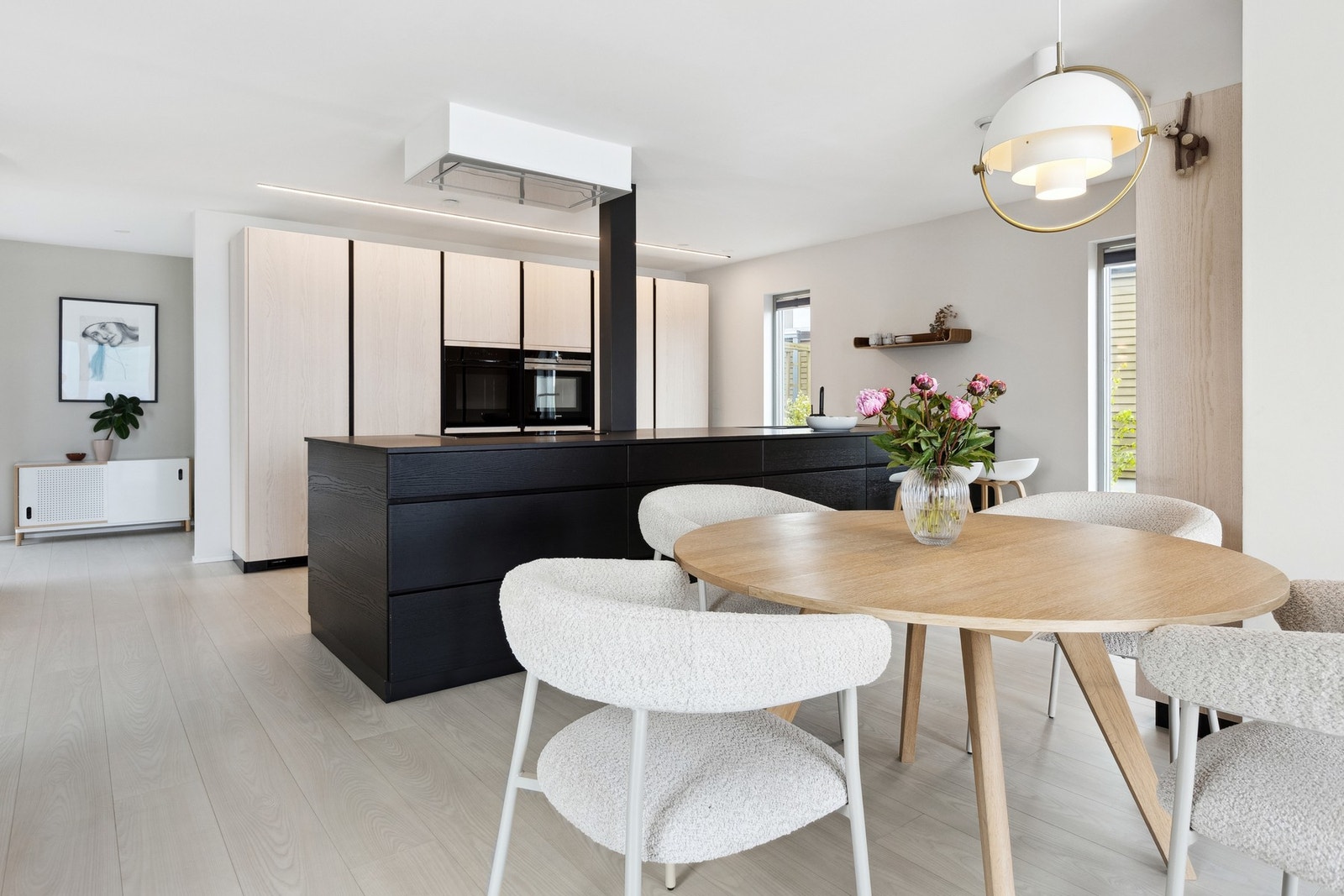 Kjøkkeninnredning som er meget funksjonabel og perfekt tilpasset rommet. Galleribilde