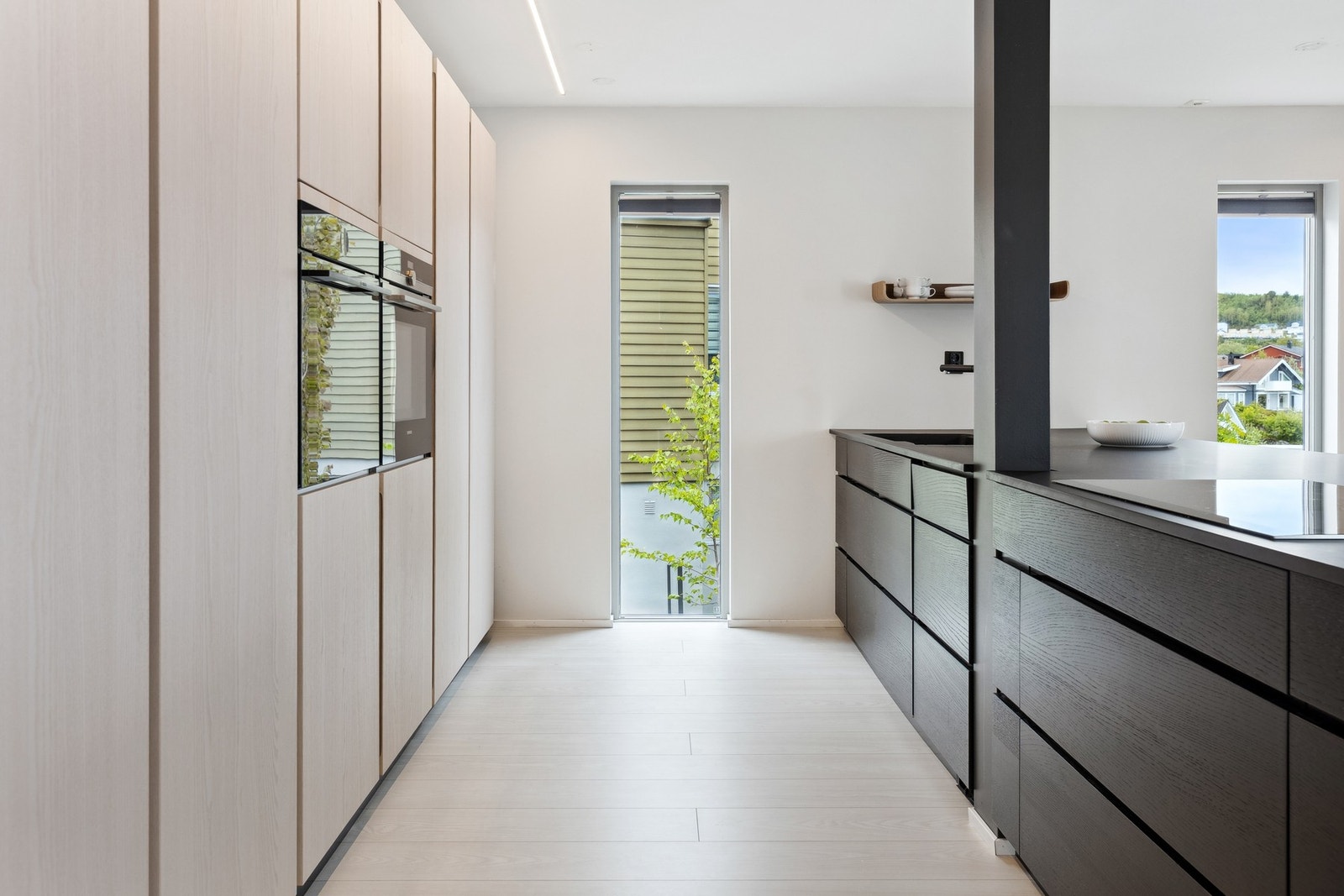 Her er det stramme linjer med integrerte hvitevarer. Galleribilde