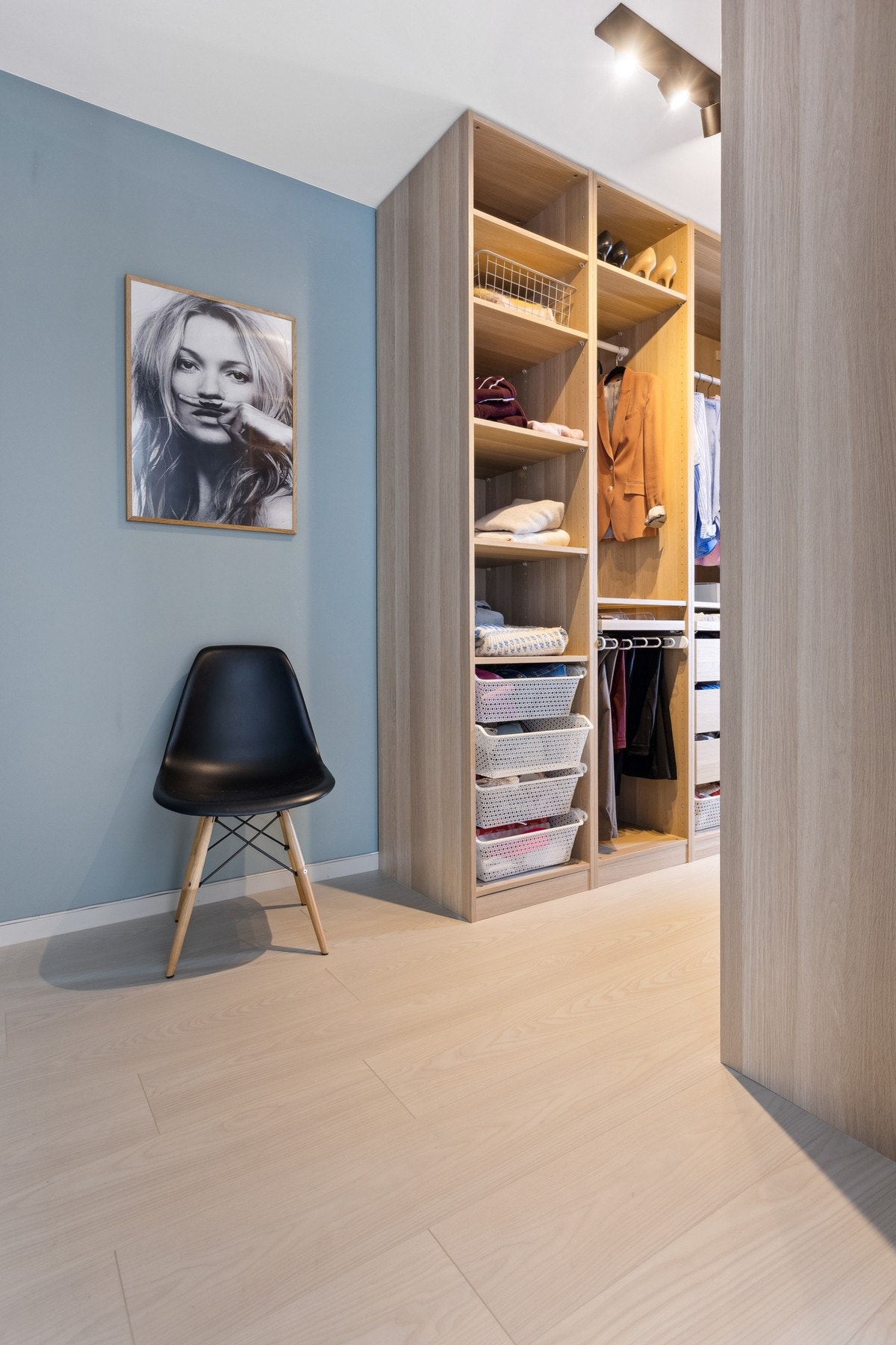 Stilig Walk-in garderobe til høyre. Galleribilde