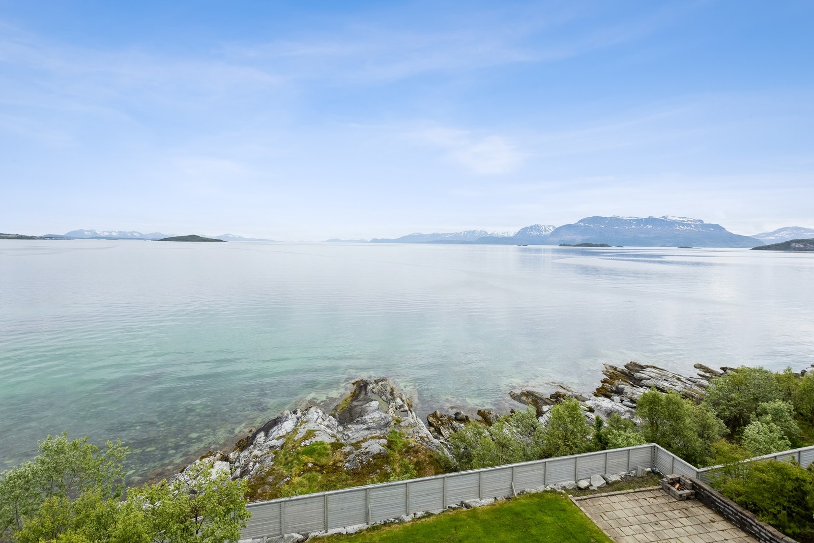 Utsikten er fantastisk med hav og fjell så langt man kan se. På sommeren er det bare noen meter i badeskoene for å ta seg et bad... Galleribilde