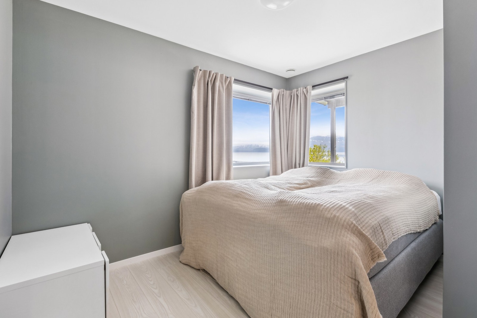 Hovedsoverommet ligger i front med vindu mot havet. Galleribilde