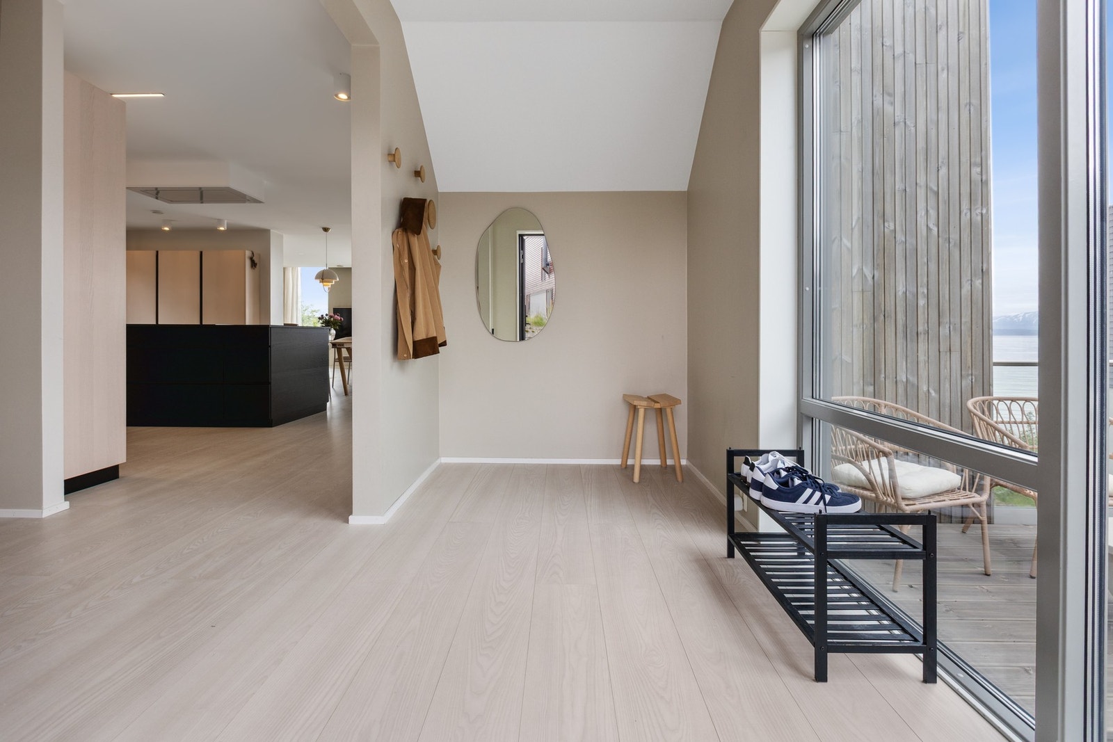 Stor gang med 1. stavs gulv, lekre farger og gode lysvinduer. Det er vannbåren varme i denne etasjen. Galleribilde