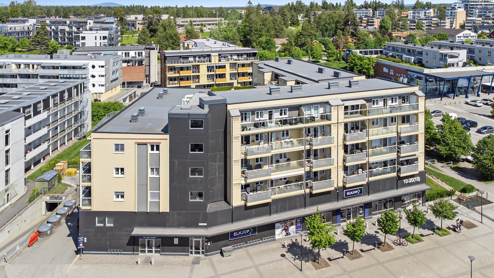 Boligen ligger sentralt til med butikker, servicetilbud og hyggelige møteplasser rett utenfor døren. Galleribilde