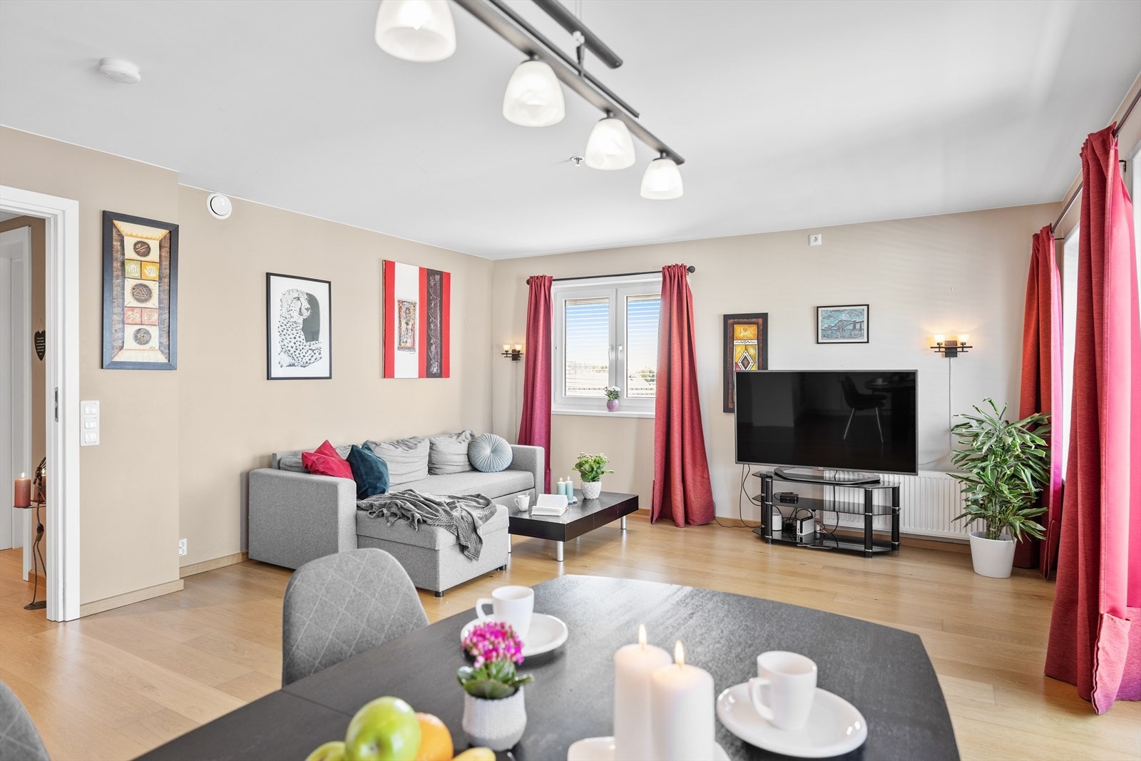 God plass til både sofakrok og spiseplass, tilrettelagt for komfort og trivsel. Galleribilde