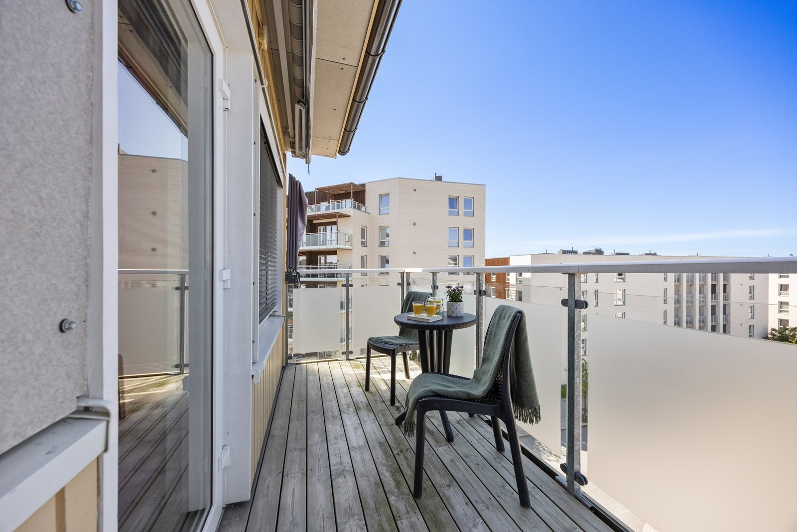 Balkongen på nesten 9 m² gir plass til utemøbler og avslappende stunder ute. Galleribilde