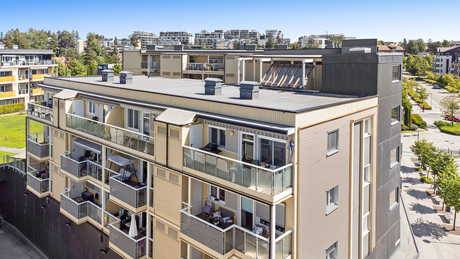 Boligblokk fra 2012 med moderne arkitektur og glassrekkverk på balkongene. Galleribilde
