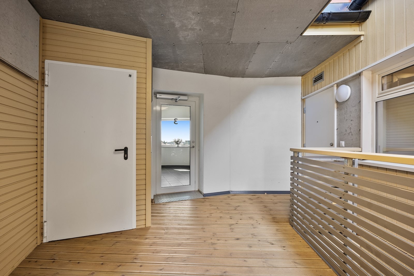 Overbygget svalgang gir skjermet inngangsparti og enkel tilgang til leiligheten. Galleribilde