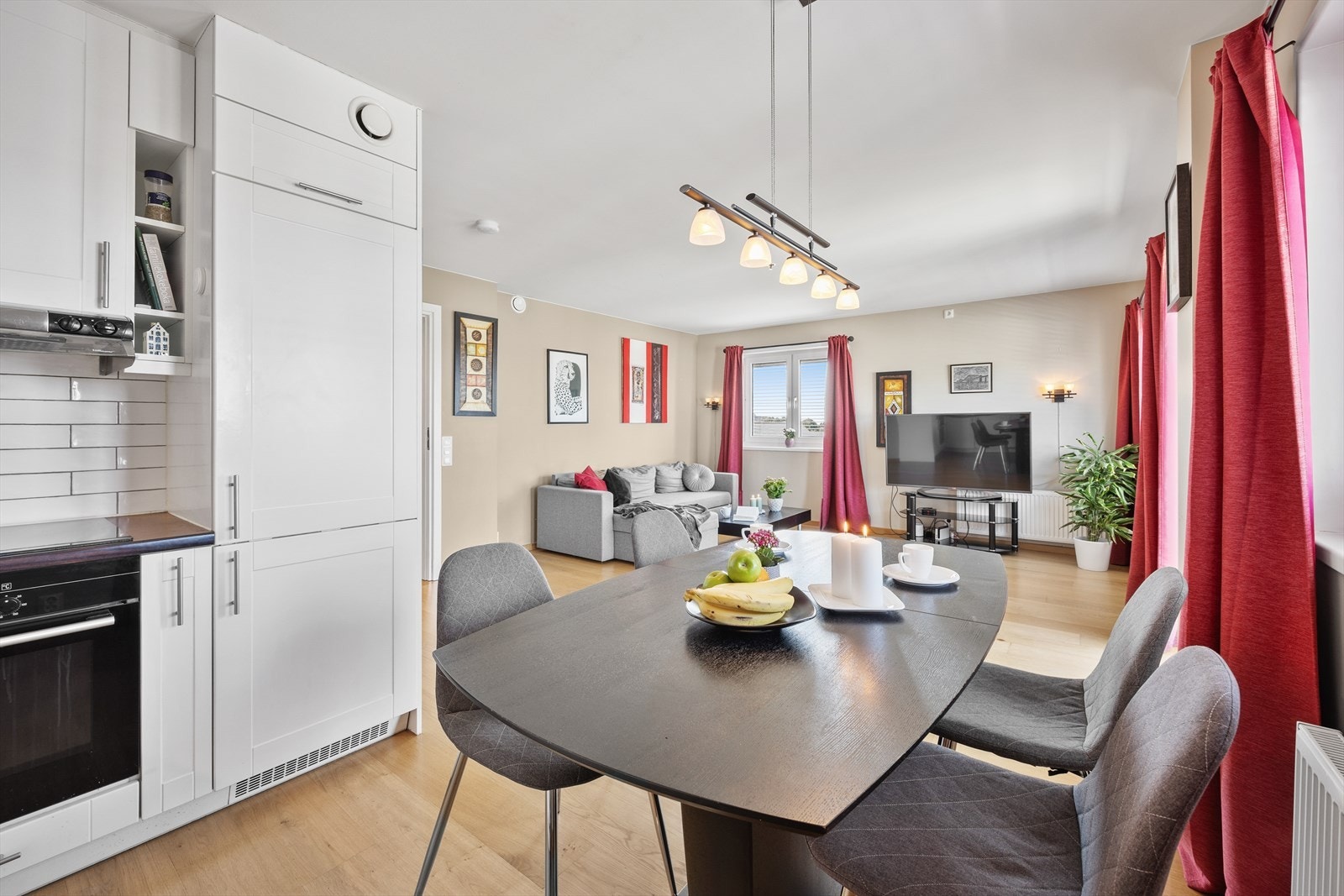 Elegant belysning over spisebordet gir stemning til både hverdag og selskap. Galleribilde