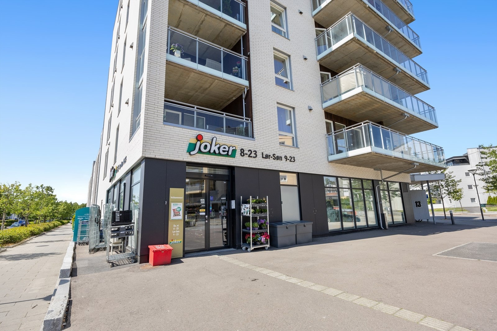 Flere dagligvarebutikker gjør det enkelt å handle det du trenger i nærområdet. I tillegg er det søndagsåpen Joker rett i nærheten. Galleribilde