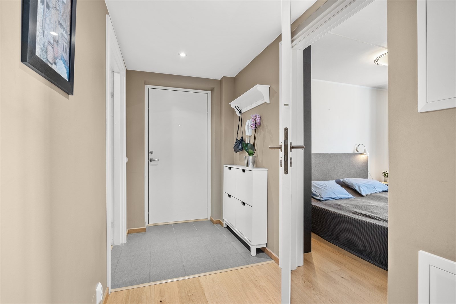 Entréen gir et ryddig førsteinntrykk, med plass til sko og yttertøy. Galleribilde