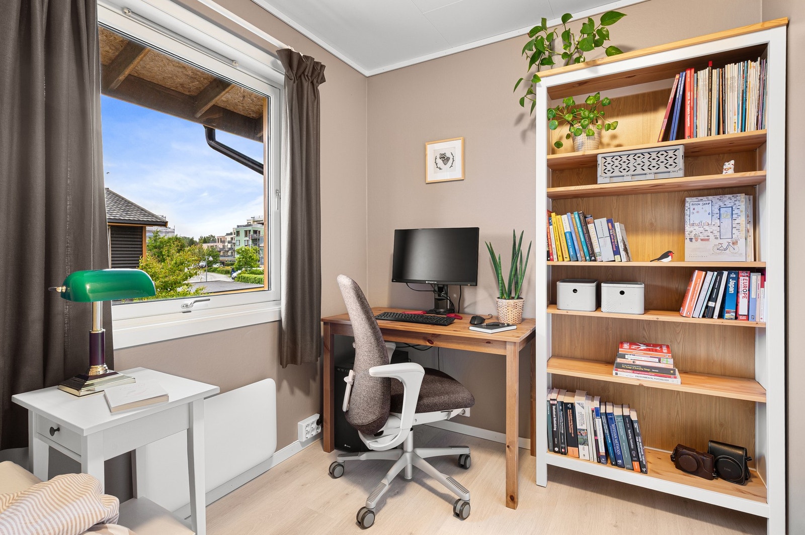 Felles for begge soverom er store vindusposter og moderne fargevalg på vegg. Galleribilde
